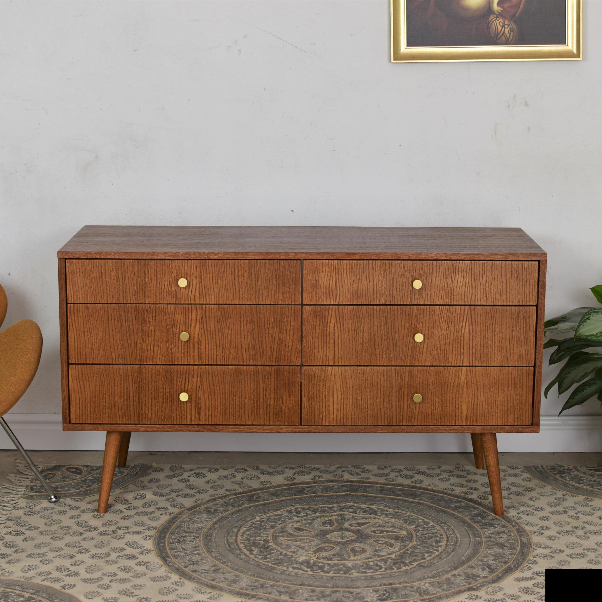 Cassettiera Nanu di Pastform
Dimensioni: D 35 x L 125 x H 75 cm.
Materiali: Legno colorato e verniciato.

Disponibile in diverse finiture di colore del legno: Whiskey, Rum, BPA, Nobel, Brandy, Schwarz e Natura. Contattateci.

Radicati in una buona