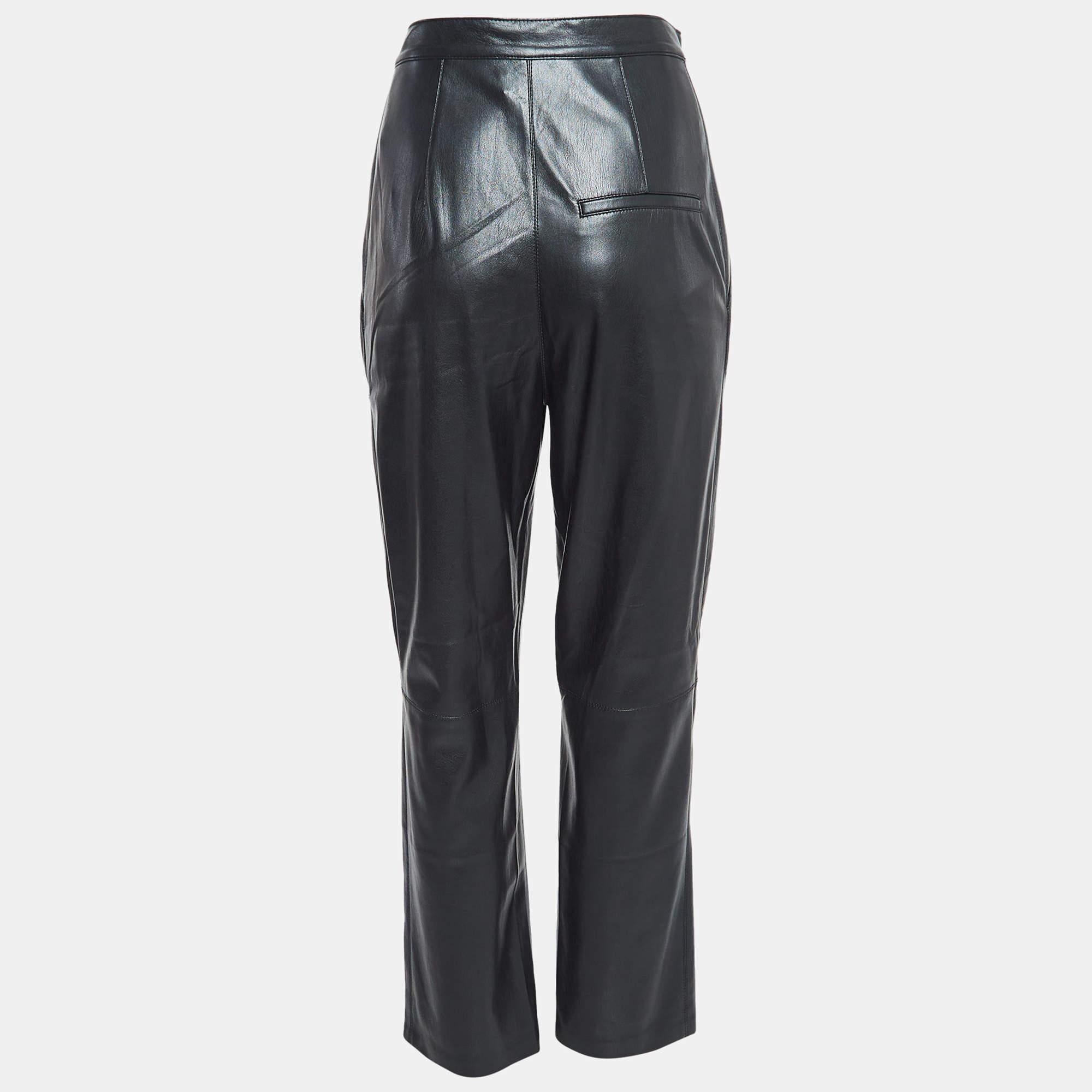 Valorizza il tuo abbigliamento con questo paio di pantaloni. Disegnati con una silhouette e una vestibilità superba, questo paio di pantaloni ti renderà sicuramente elegante.
