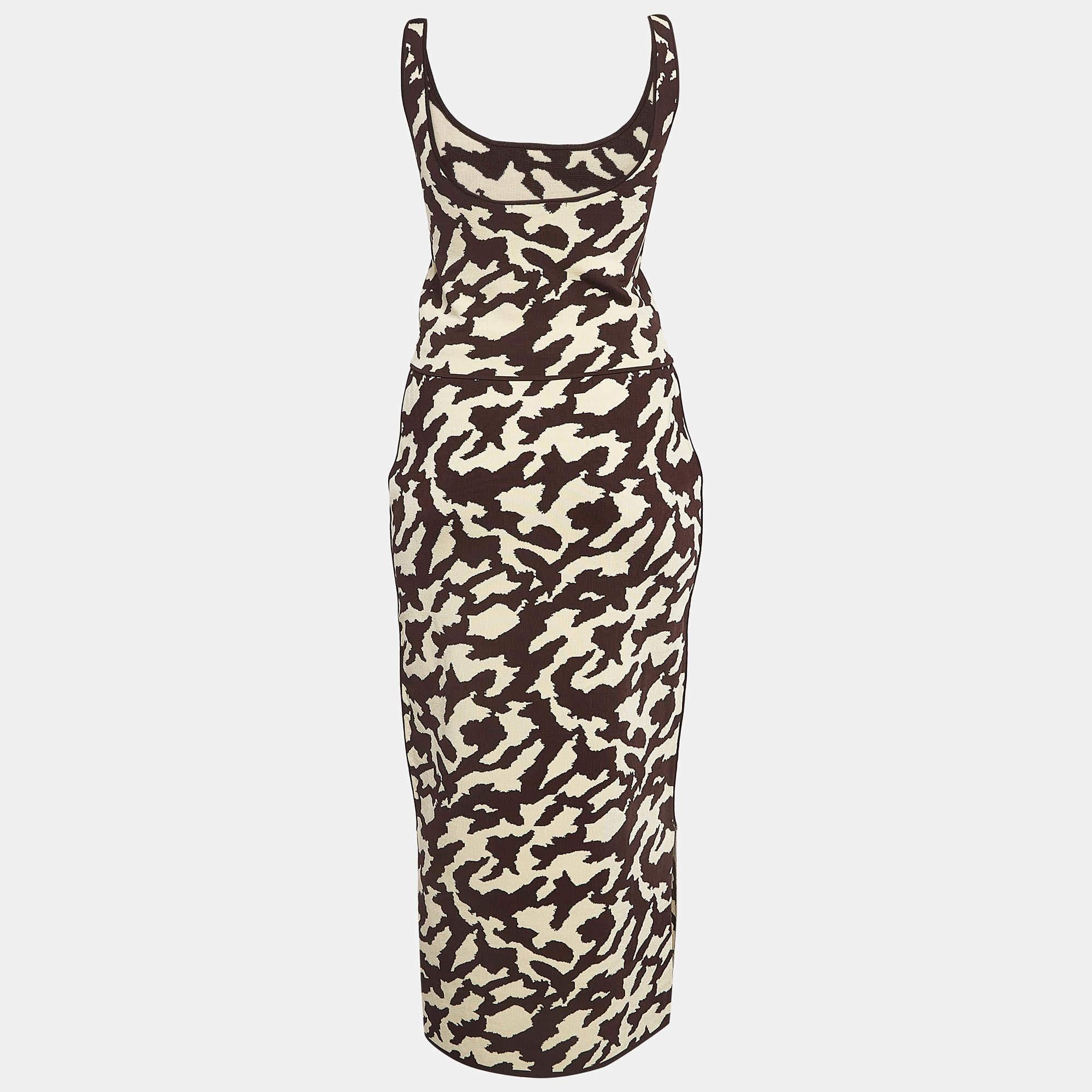 Caratterizzato da una sartoria impeccabile, da una buona vestibilità e dall'uso di tessuti pregiati, questo set gonna-top ti aiuterà a sfoggiare un look elegante. Abbinala a tacchi o ballerine per esaltare il fascino della creazione.