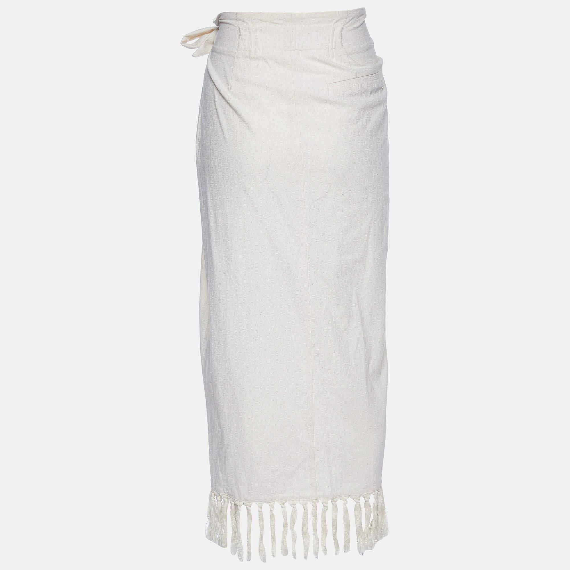 Experience the charm of designer clothing with this gorgeous skirt. Made from quality fabrics the skirt has a simple allure and a great fit. Pair it up with a tailored blouse or a simple top and high heels.