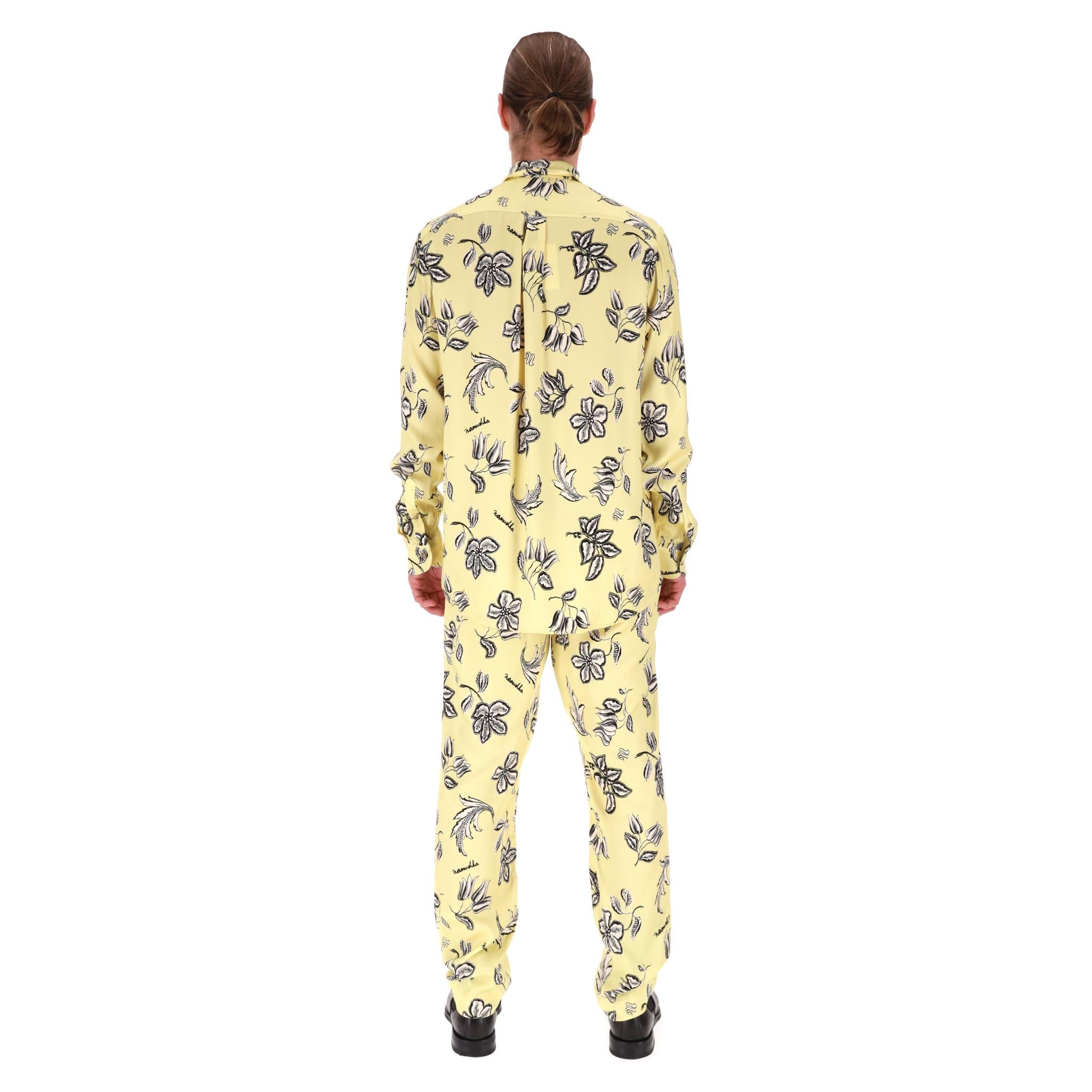 Nanushka: completo camicia e pantaloni in raso con stampa floreale

Completo composto da camicia e pantaloni in raso abbinati con stampa floreale all-over.

Camicia a maniche lunghe con chiusura frontale a bottoni, tasca applicata e colletto