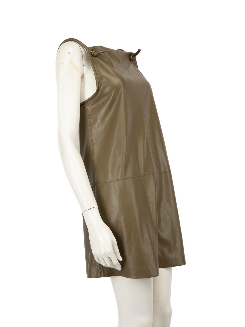 CONDIT ist sehr gut. Das Kleid weist nur minimale Gebrauchsspuren auf. Lose Nähte an der Schlaufe, die den Schulterriemen auf der rechten Rückseite dieses gebrauchten NANUSHKA Designer-Wiederverkaufsartikels sichert.



Einzelheiten


Grün

Veganes