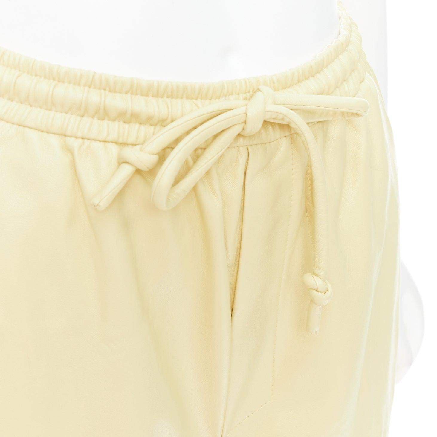 NANUSHKA  Munira Okobor short bermuda jaune beurre à cordon de serrage en cuir végétal XS
Référence : KYCG/A00135
Marque : Nanushka
Modèle : Munira OKOBOR
MATERIAL : Faux cuir
Couleur : Jaune
Motif : Solide
Fermeture : Cordon de serrage
Doublure :