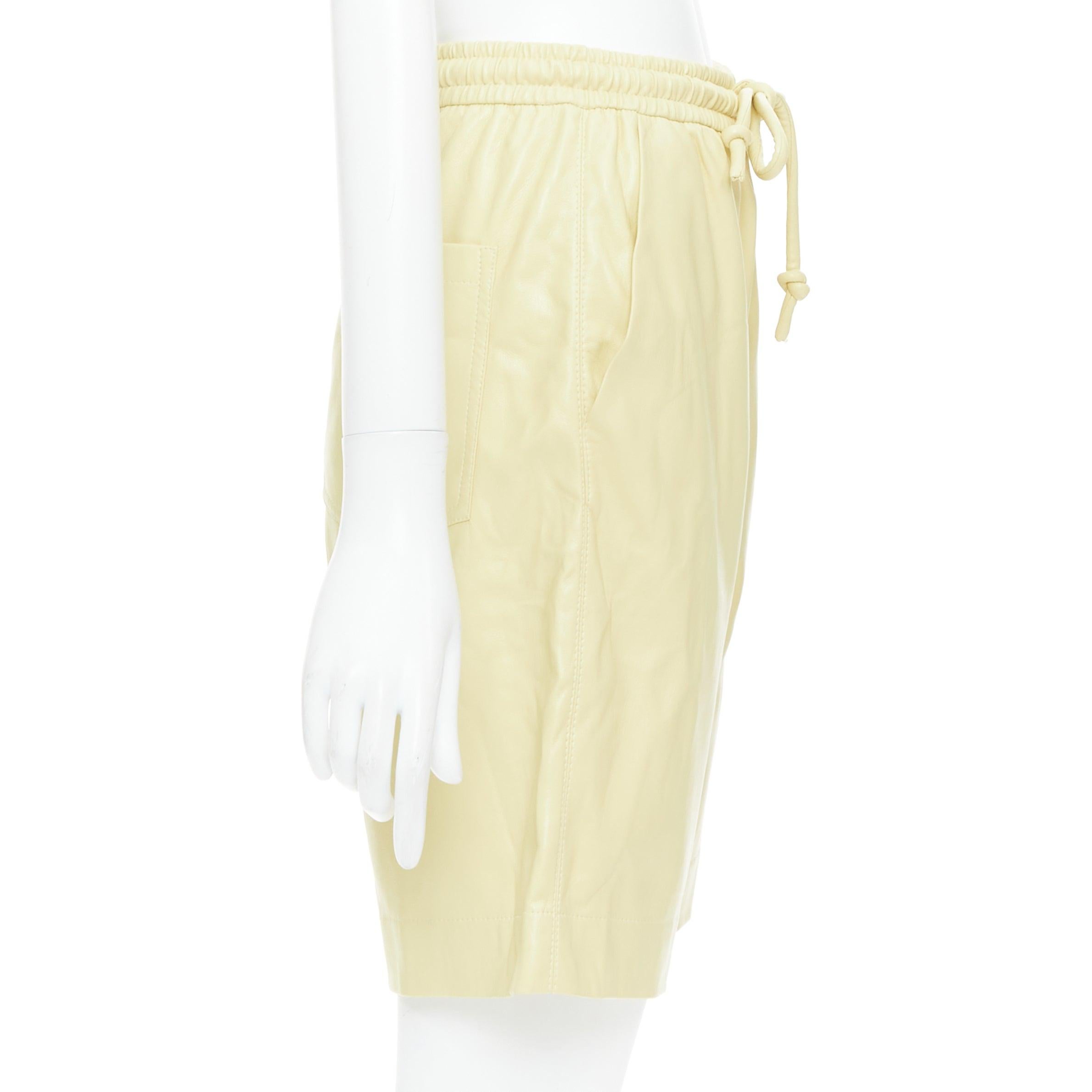 NANUSHKA  Munira Okobor short bermuda jaune beurre à cordon de serrage en cuir végétal XS Excellent état - En vente à Hong Kong, NT