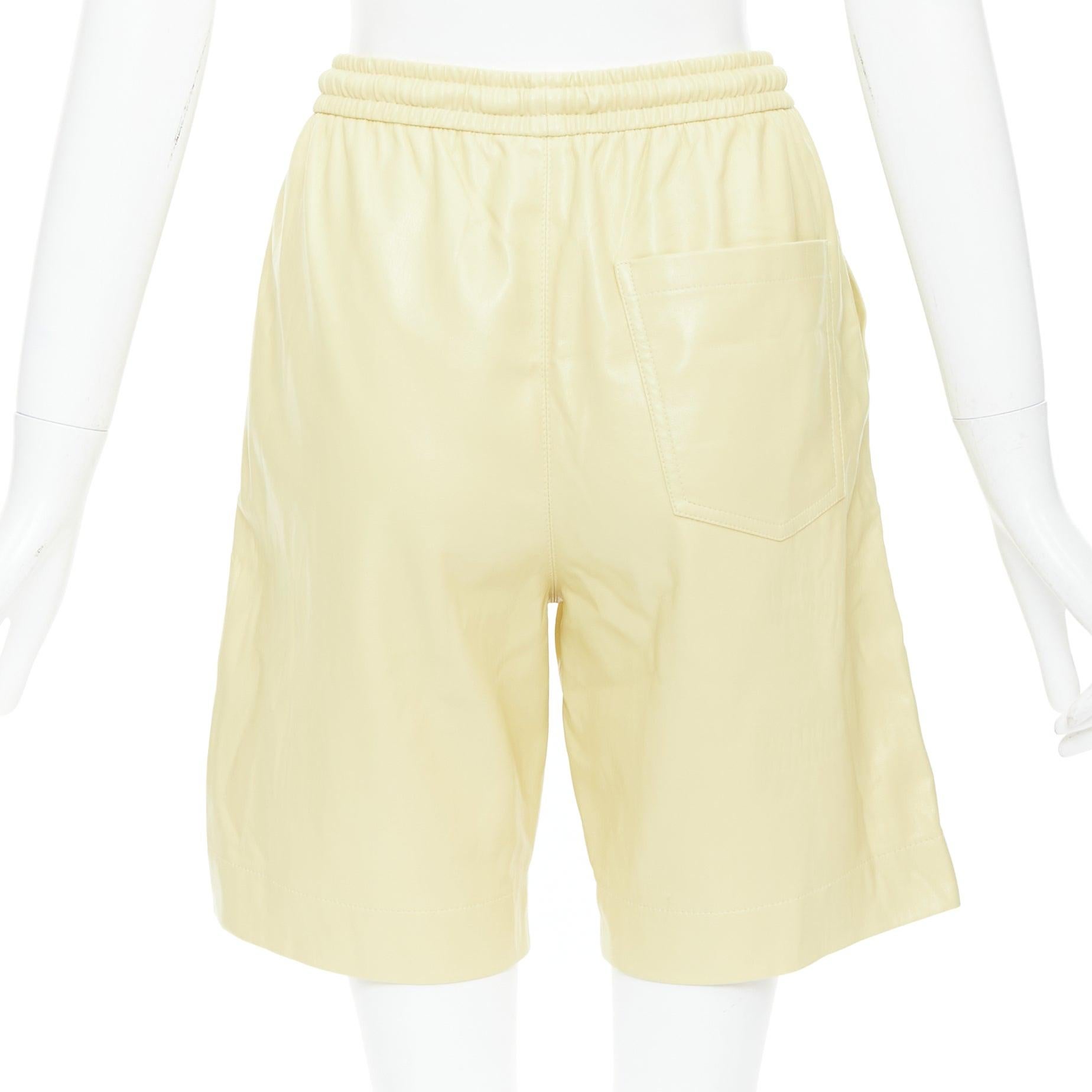 NANUSHKA  Munira Okobor short bermuda jaune beurre à cordon de serrage en cuir végétal XS Pour femmes en vente