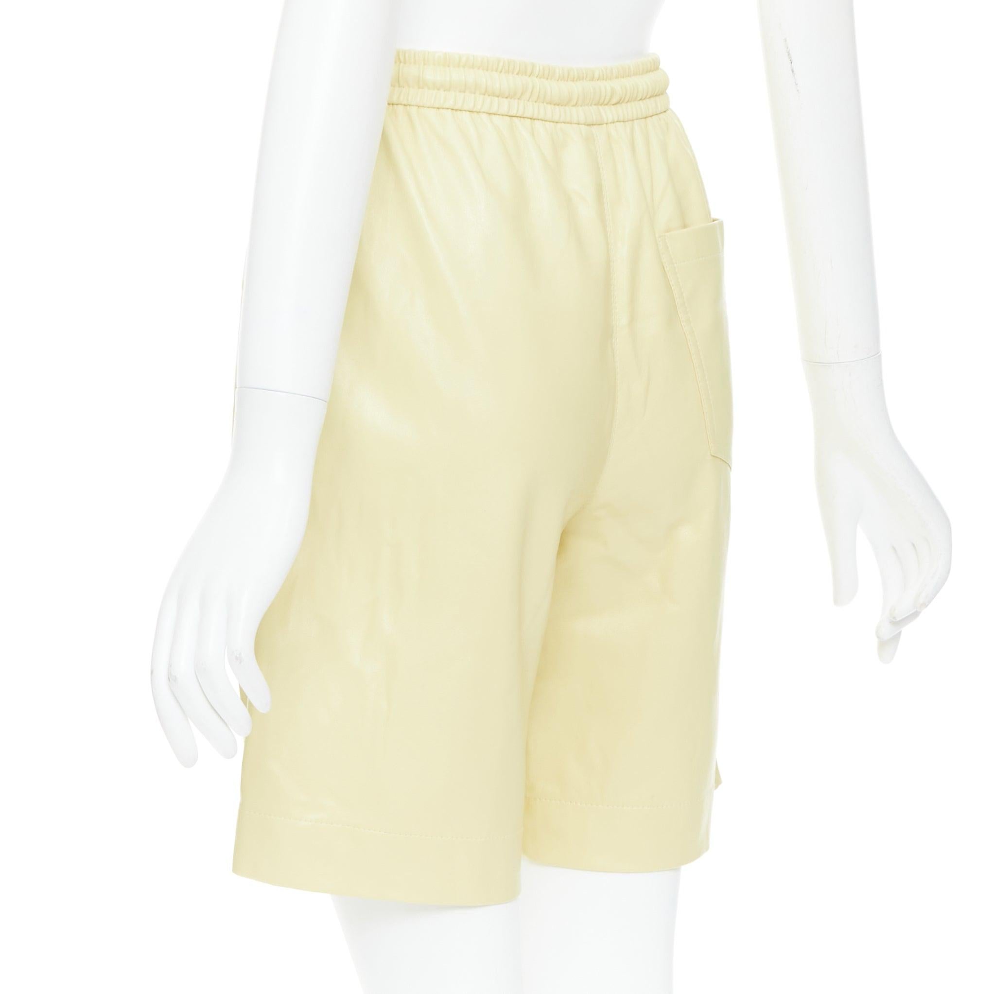 NANUSHKA  Munira Okobor short bermuda jaune beurre à cordon de serrage en cuir végétal XS en vente 1