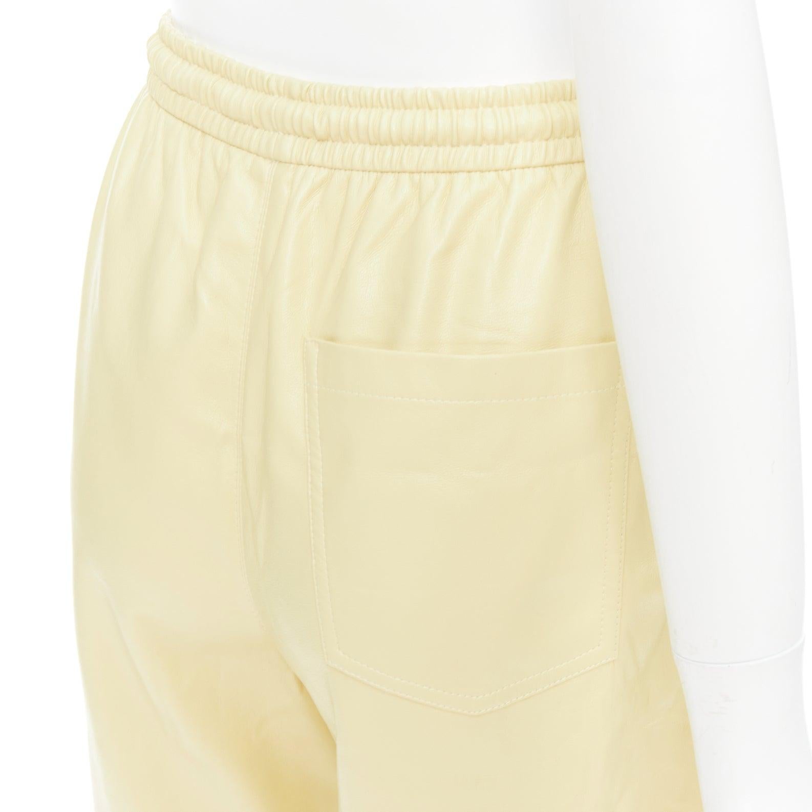 NANUSHKA  Munira Okobor short bermuda jaune beurre à cordon de serrage en cuir végétal XS en vente 2
