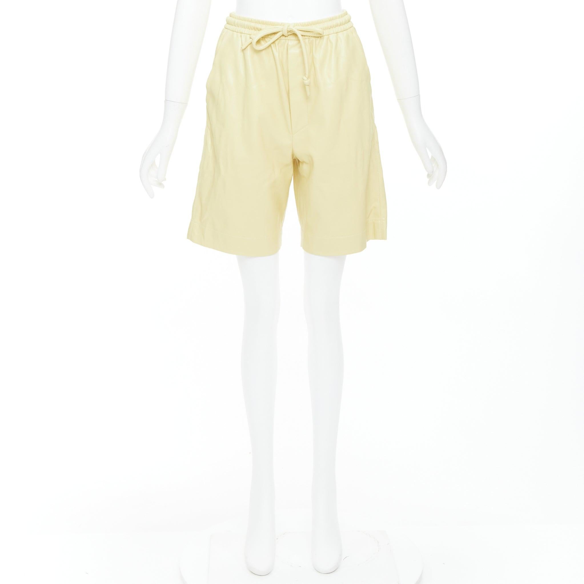 NANUSHKA  Munira Okobor short bermuda jaune beurre à cordon de serrage en cuir végétal XS en vente 4