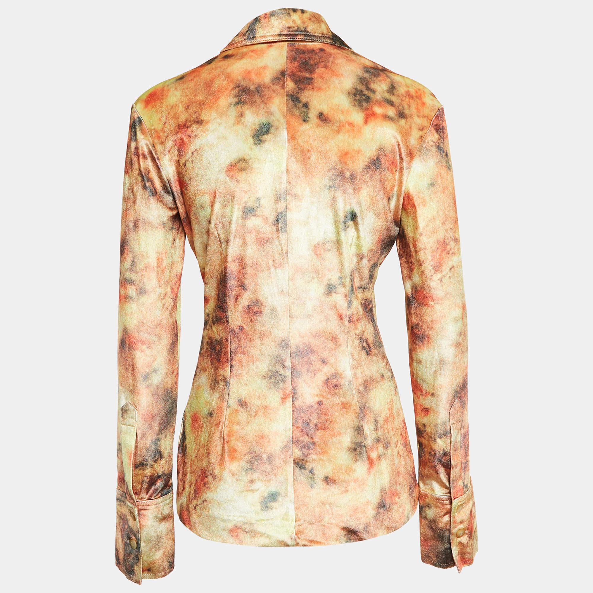 Regalati questa splendida camicia di Nanushka. È realizzato in velluto elasticizzato e ricoperto di stampe floreali. Per un look chic da anno 2000, prova a indossarlo con pantaloni svasati e tacchi.