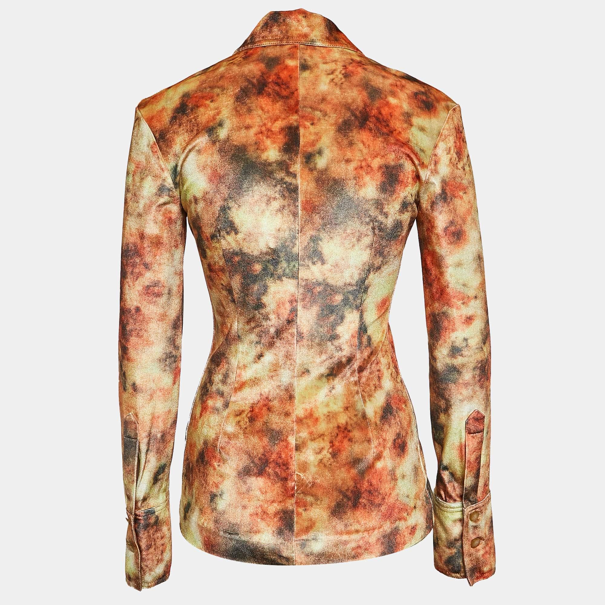 Regalati questa splendida camicia di Nanushka. È realizzato in velluto elasticizzato e ricoperto di stampe floreali. Per un look chic da anno 2000, prova a indossarlo con pantaloni svasati e tacchi.
