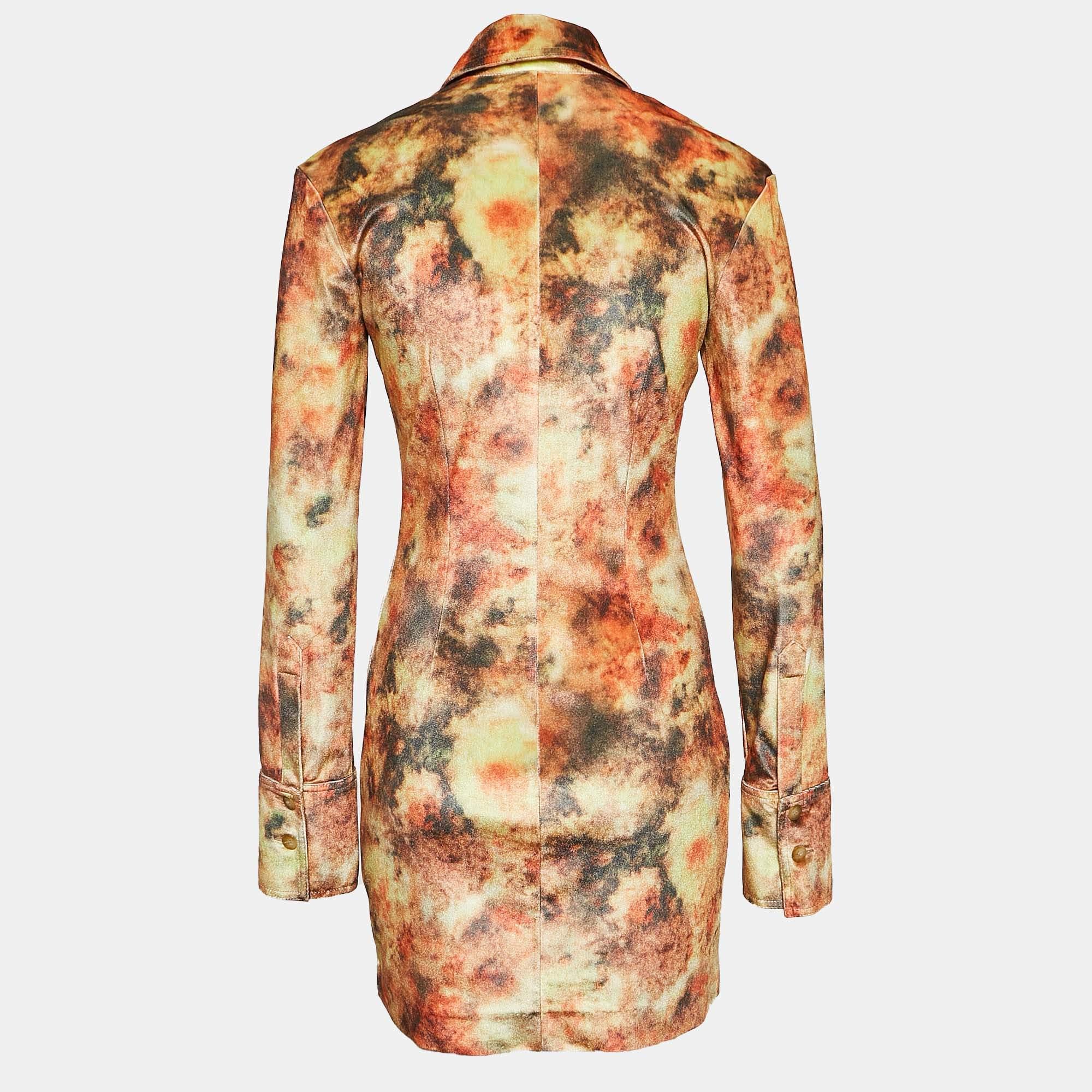 La robe chemise Nanushka mêle un imprimé floral d'inspiration rétro à une silhouette moderne. Confectionnée en velours doux et extensible, cette mini robe est dotée d'un bouton sur le devant et d'une coupe décontractée qui assure à la fois confort