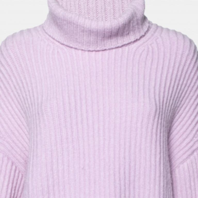 An ideal pick for the cold weather, this Nanushka oversized jumper is an elevated and timeless choice. It has been crafted using soft fabrics in a purple shade and finished off with a turtle neck and long sleeves.