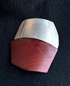 Broche « Nao » en argent 950 et bois de muirapiranga recyclé, par Lucía Rovira