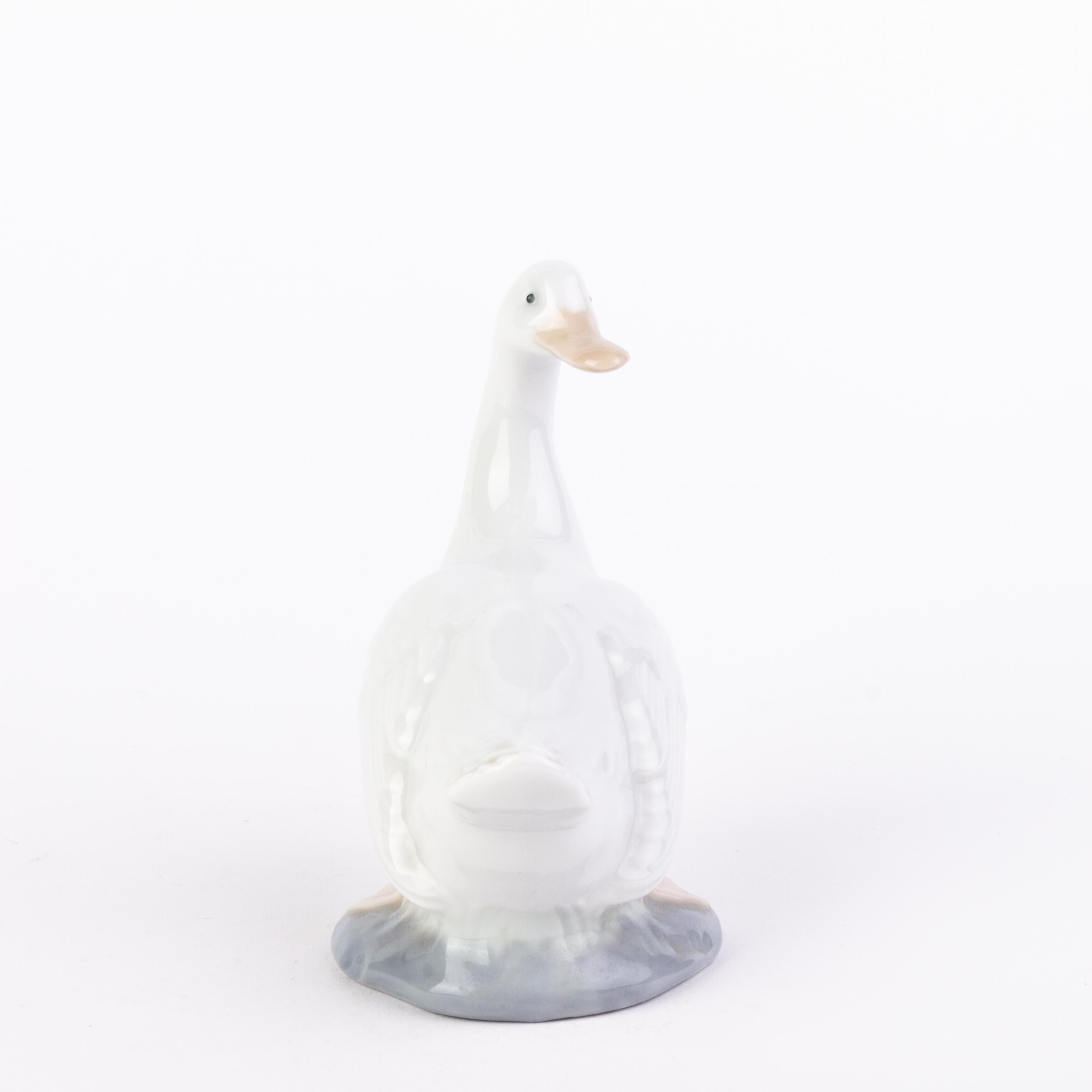 Nao Lladro Fine Porcelain Sculpture Figure Goose Duck
Good condition 
Free international shipping.