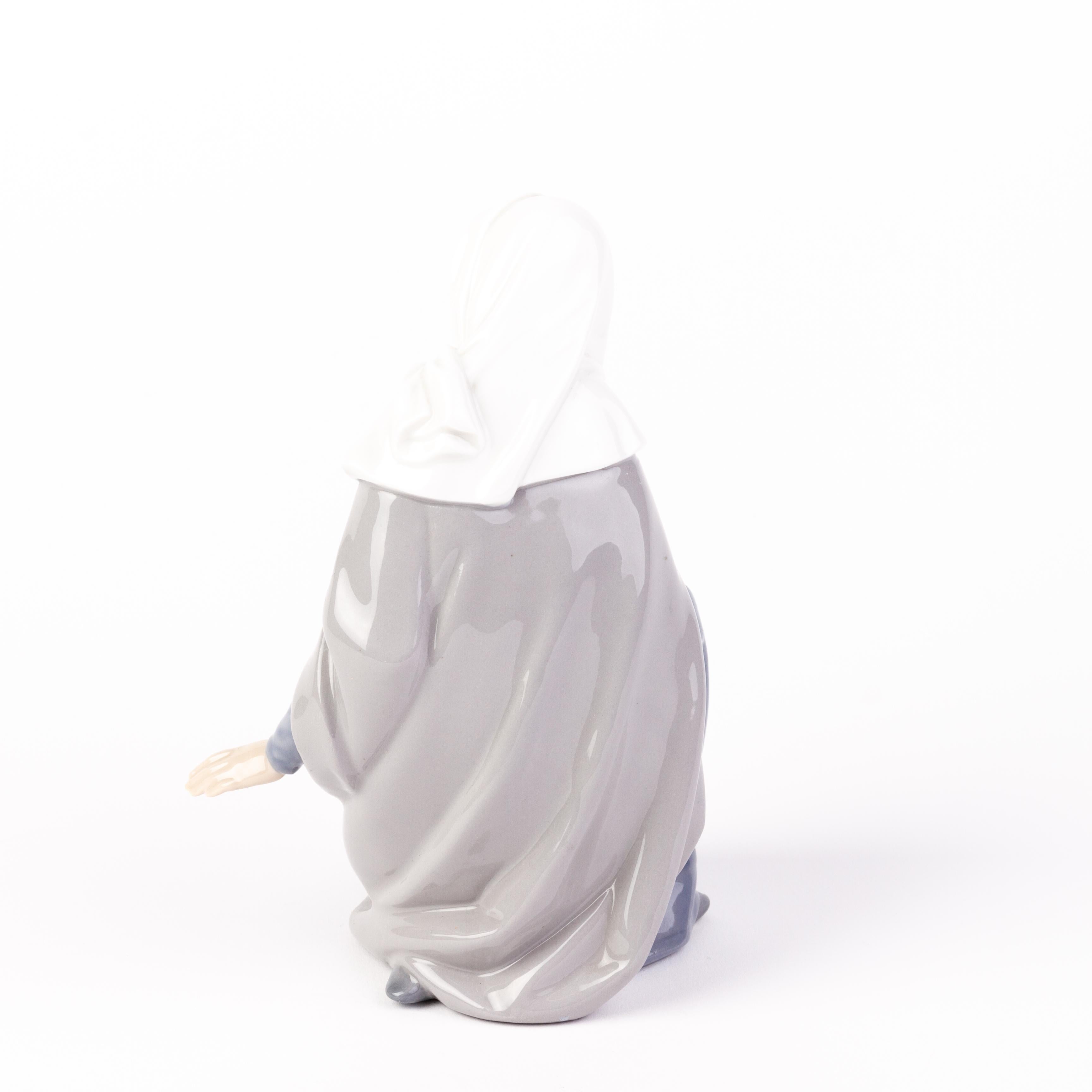 Nao Lladro Fine Porcelain Virgin Mary Figure  In Good Condition For Sale In Nottingham, GB