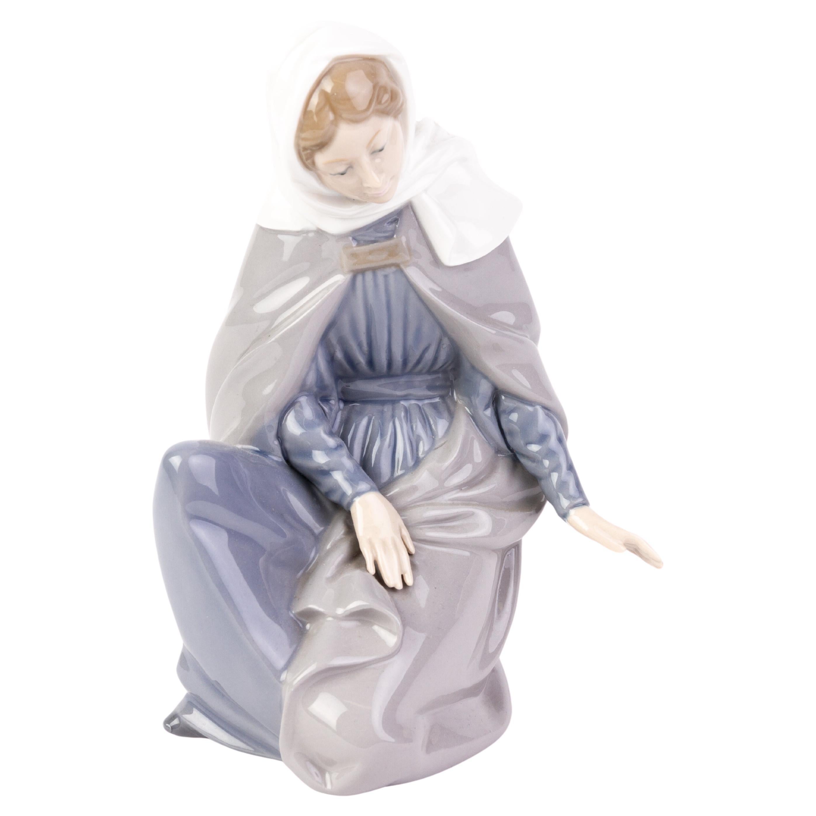 Nao Lladro Fine Porcelain Virgin Mary Figure  For Sale