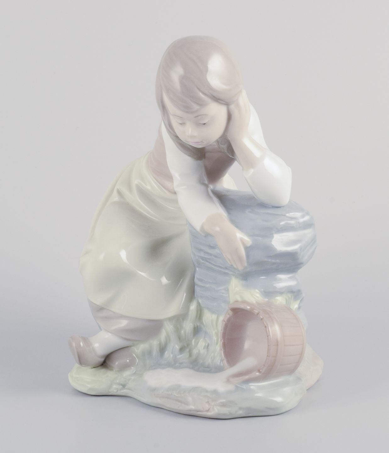 Gebrauchte Waren sind für US-Kunden von den Einfuhrzöllen befreit. 
Daher fallen für Ihren Kauf keine Einfuhrzölle an.

Nao, Spanien.
Porzellanfigur eines Mädchens, das sich ausruht.
Unterglasur.
Ca. 1980er Jahre
Markiert.
Perfekter