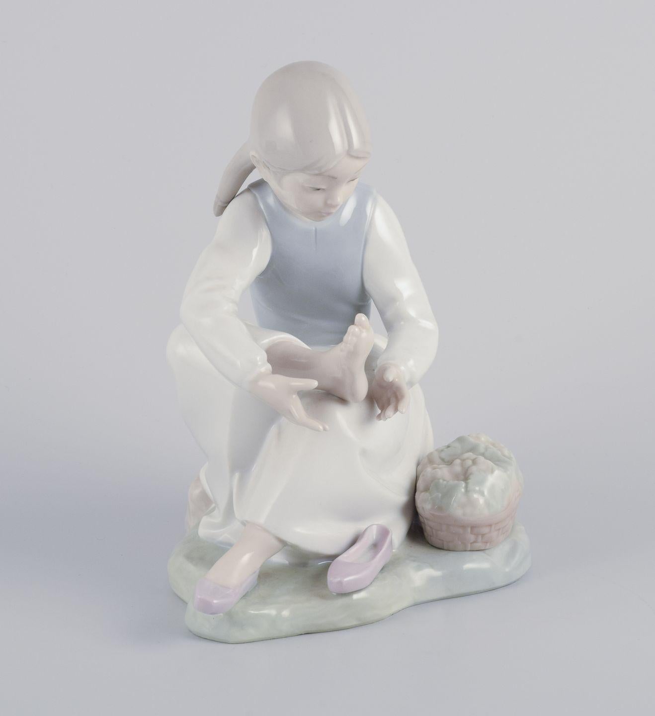 Gebrauchte Waren sind für US-Kunden von den Einfuhrzöllen befreit. 
Daher fallen für Ihren Kauf keine Einfuhrzölle an.

Nao, Spanien.
Porzellanfigur eines Mädchens, das sich ausruht. 
Unterglasur.
Ca. 1980er Jahre
Markiert.
Perfekter