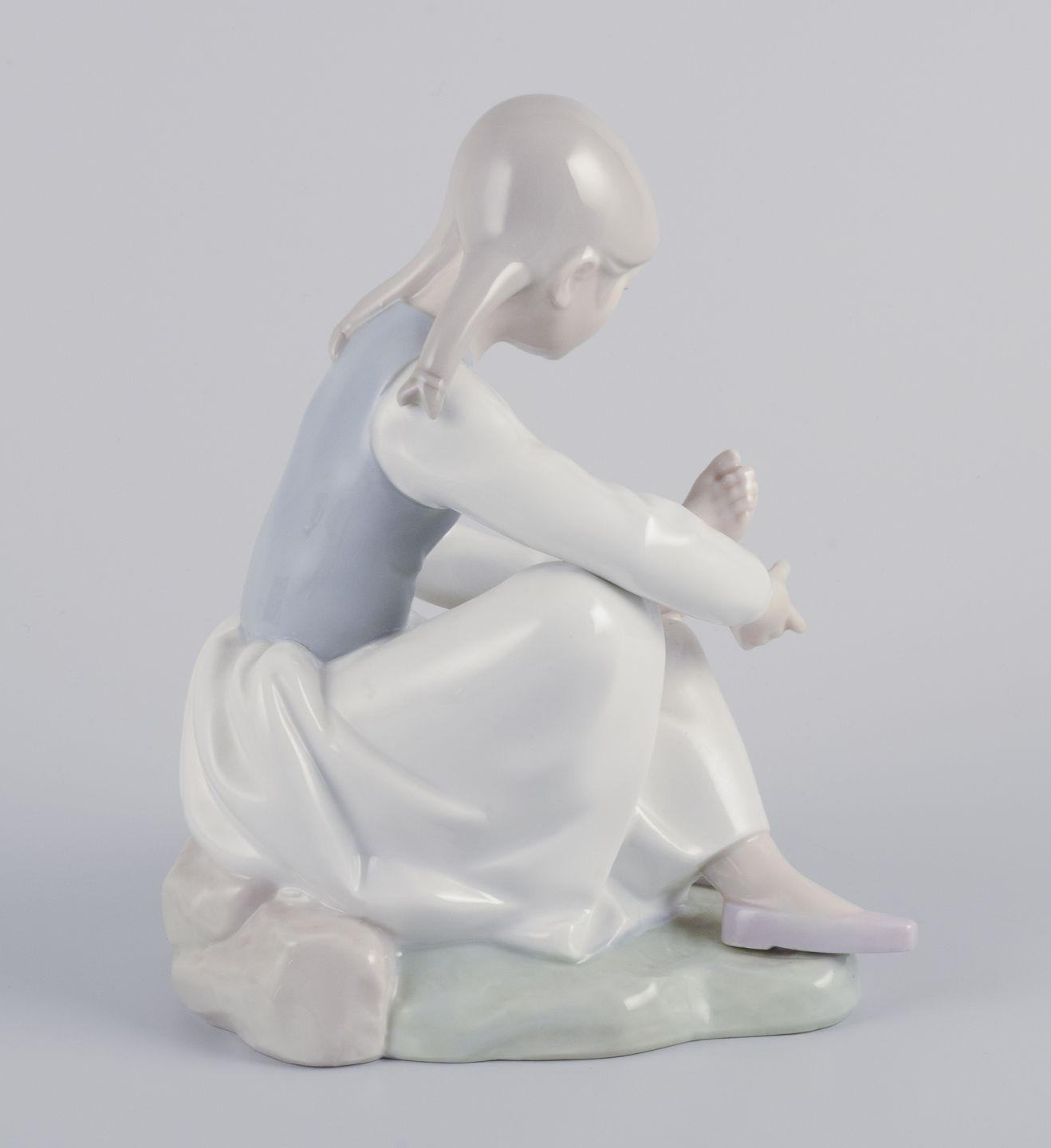 Nao, Spanien. Porzellanfigur eines Mädchens, das sich ausruht. Ca. 1980er Jahre. (Spanisch) im Angebot