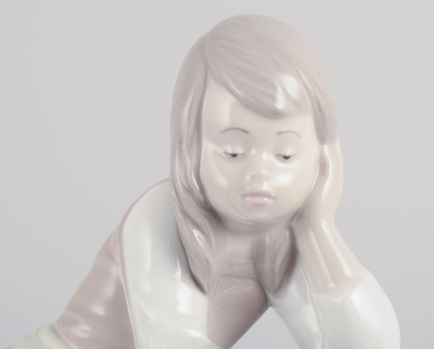 Nao, Spanien. Porzellanfigur eines Mädchens, das sich ausruht. Ca. 1980er Jahre. (Glasiert) im Angebot