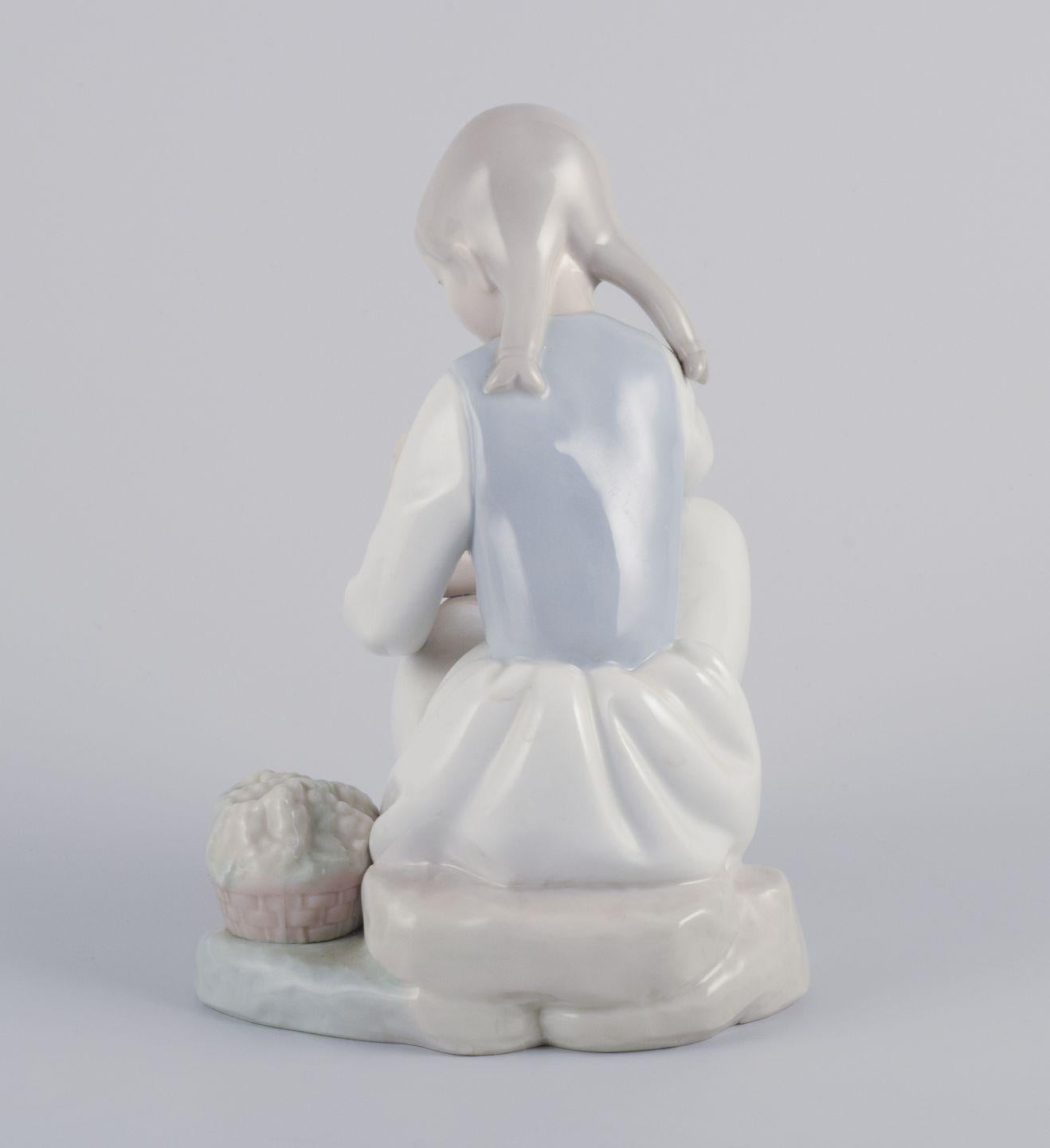 Nao, Spanien. Porzellanfigur eines Mädchens, das sich ausruht. Ca. 1980er Jahre. (Glasiert) im Angebot