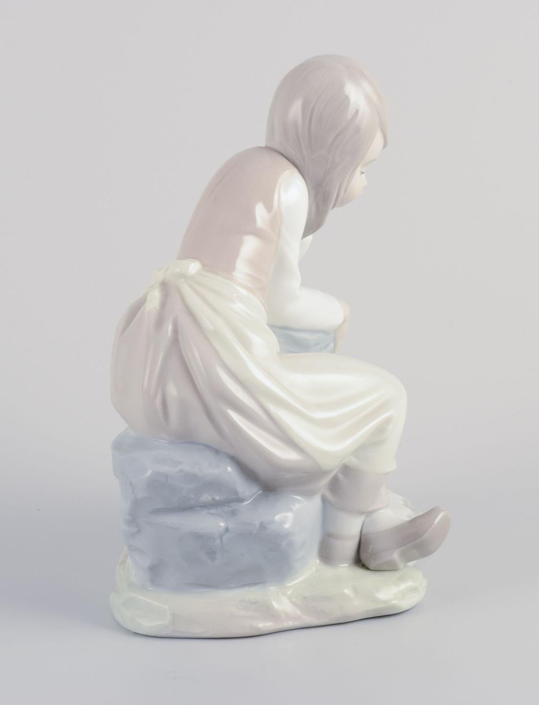 Nao, Spanien. Porzellanfigur eines Mädchens, das sich ausruht. Ca. 1980er Jahre. im Zustand „Hervorragend“ im Angebot in Copenhagen, DK