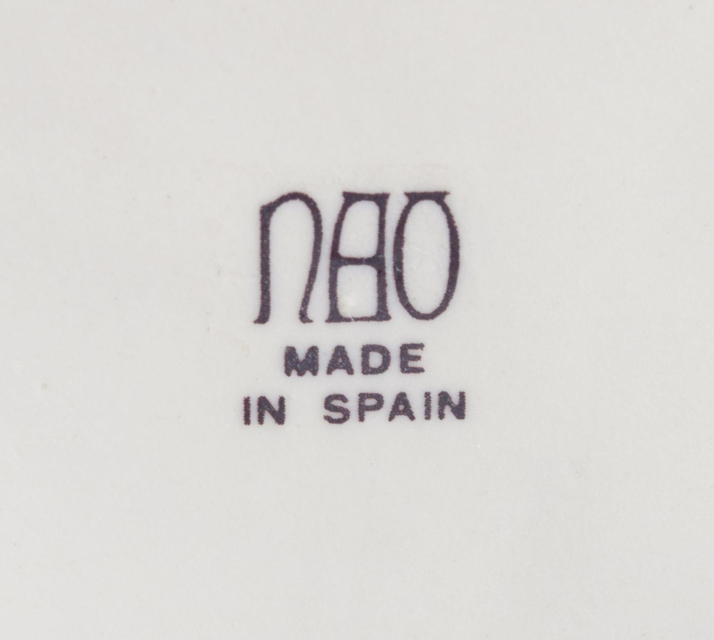 Nao, Spanien. Porzellanfigur eines Mädchens, das sich ausruht. Ca. 1980er Jahre. im Angebot 1