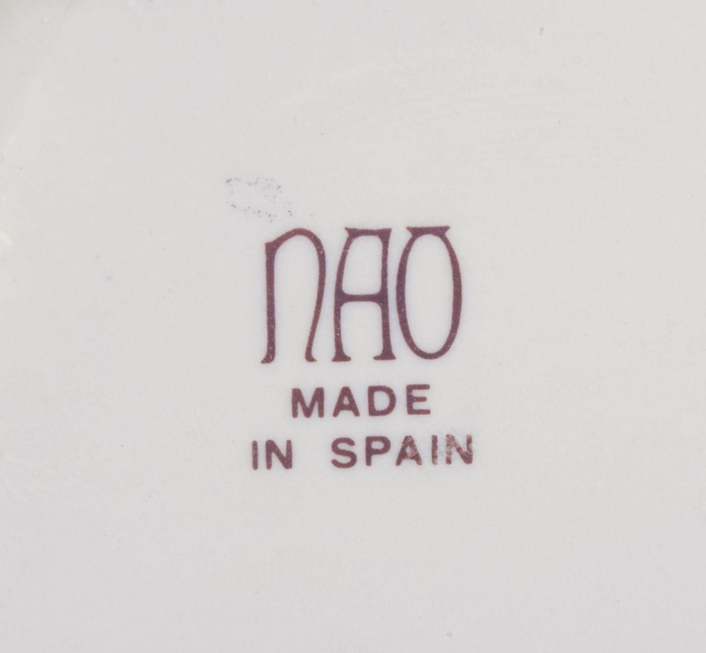 Nao, Spanien. Porzellanfigur eines Mädchens, das sich ausruht. Ca. 1980er Jahre. im Angebot 1