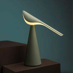 Nao Tamura 'Tiki' Tragbare Tischleuchte in Kieselgrau für Established & Sons