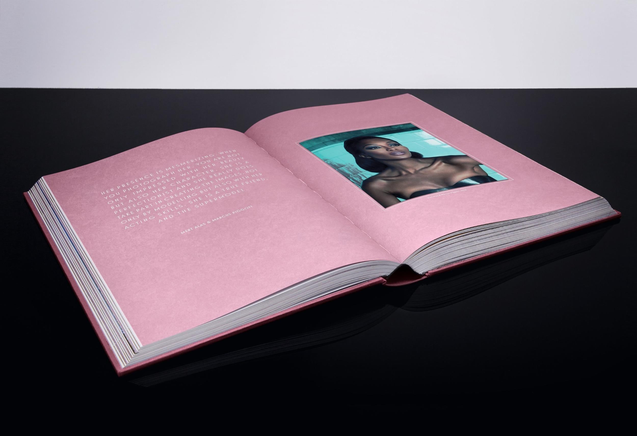 Naomi Campbell. Signé en édition limitée avec étui sculpté d'Allen Jones. 5