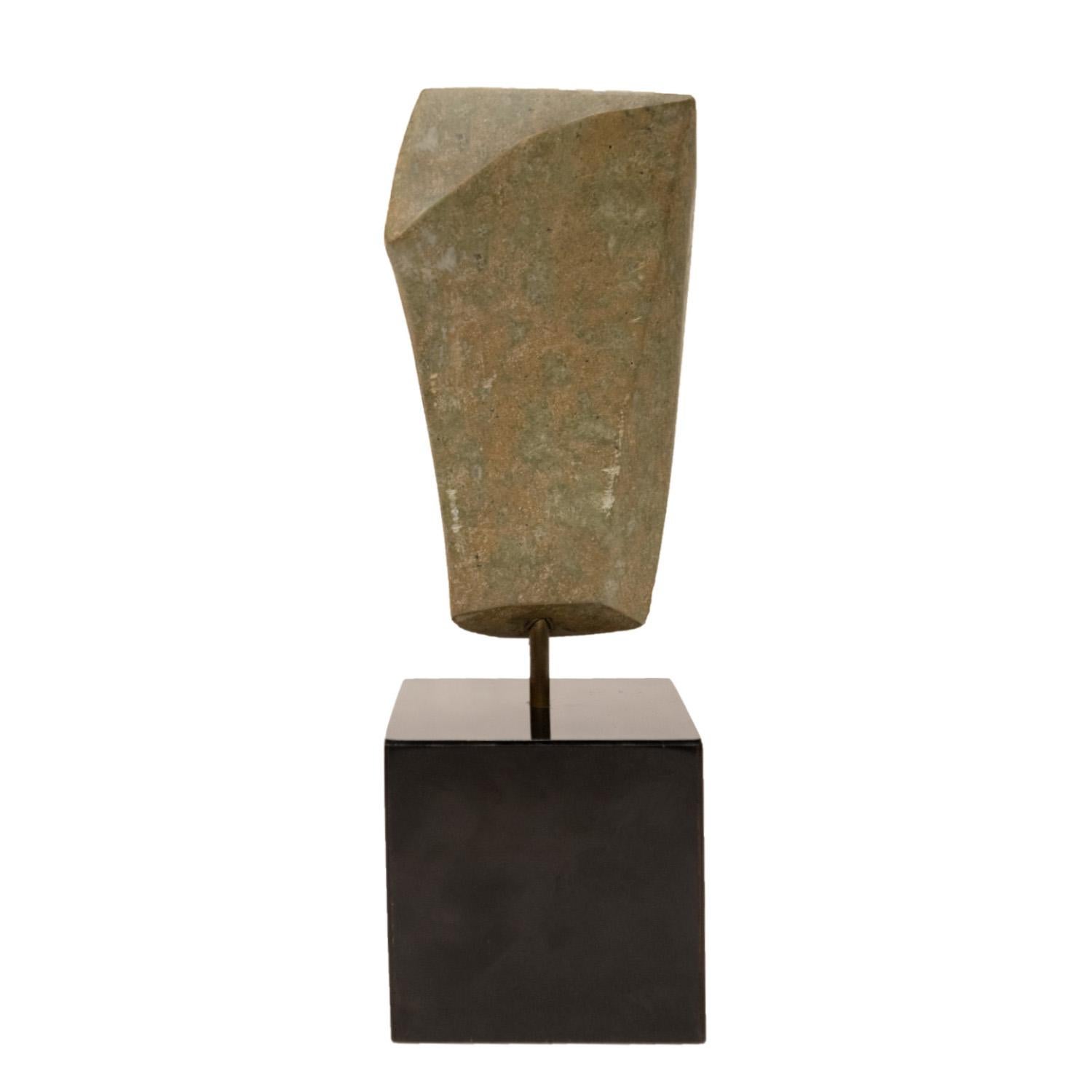 Naomi Feinberg „Lithic“ Skulptur aus grünem italienischem Granit, 1970er Jahre (amerikanisch) im Angebot