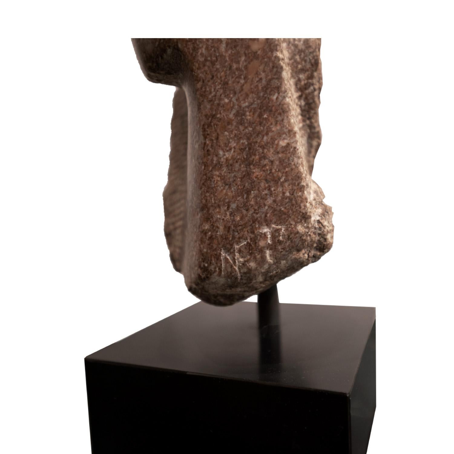 Naomi Feinberg: „Morceau“-Skulptur aus rotem italienischem Marmor, 1977 (Signiert und datiert) im Zustand „Hervorragend“ im Angebot in New York, NY
