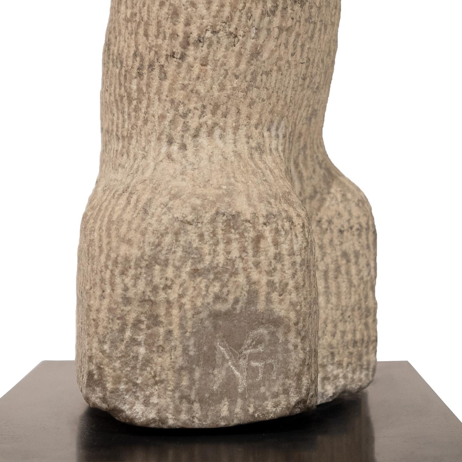 Naomi Feinberg: „Die antike“ Skulptur aus italienischem Marmor, 1977 (Signiert und datiert) (Handgefertigt) im Angebot