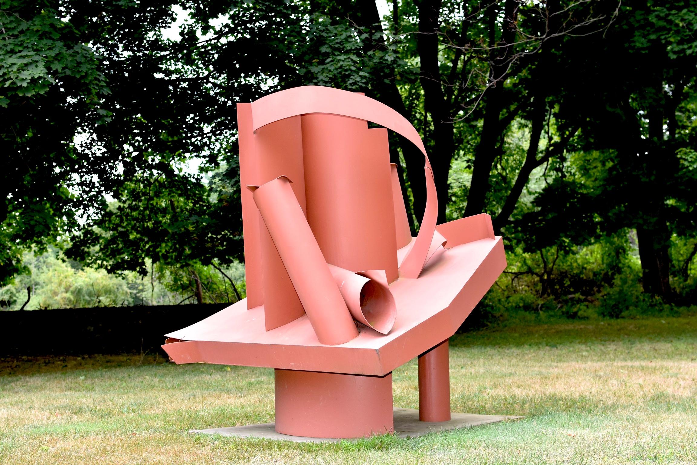 Scheunen: abstrakte Stahlskulptur – Sculpture von Naomi Press
