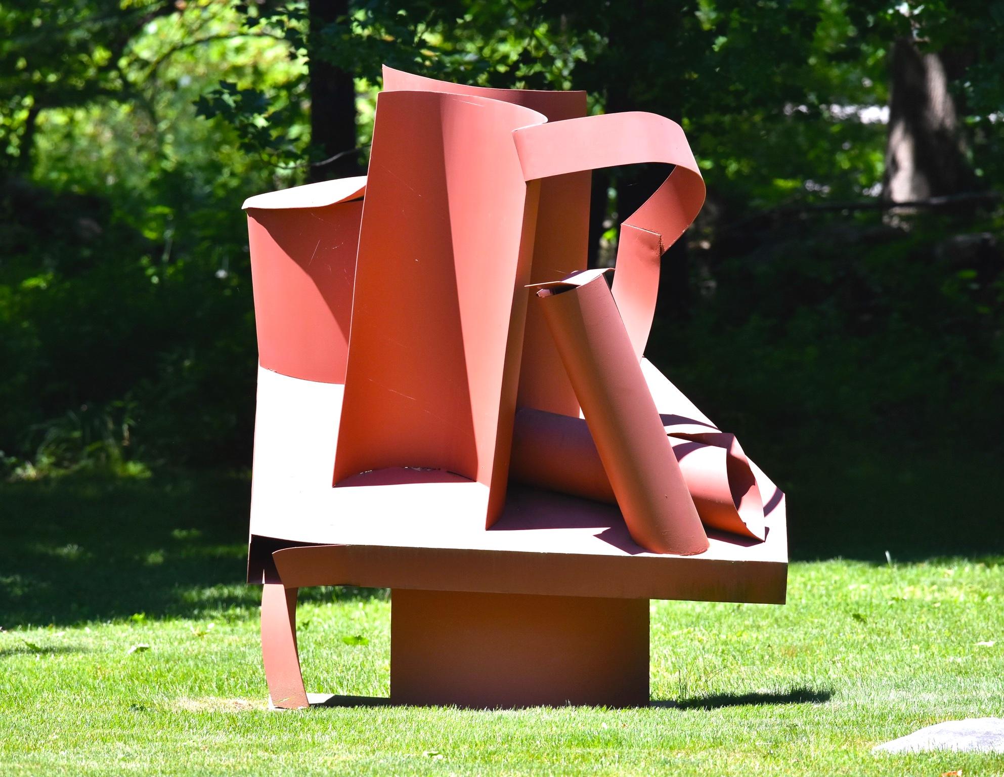 Scheunen: abstrakte Stahlskulptur