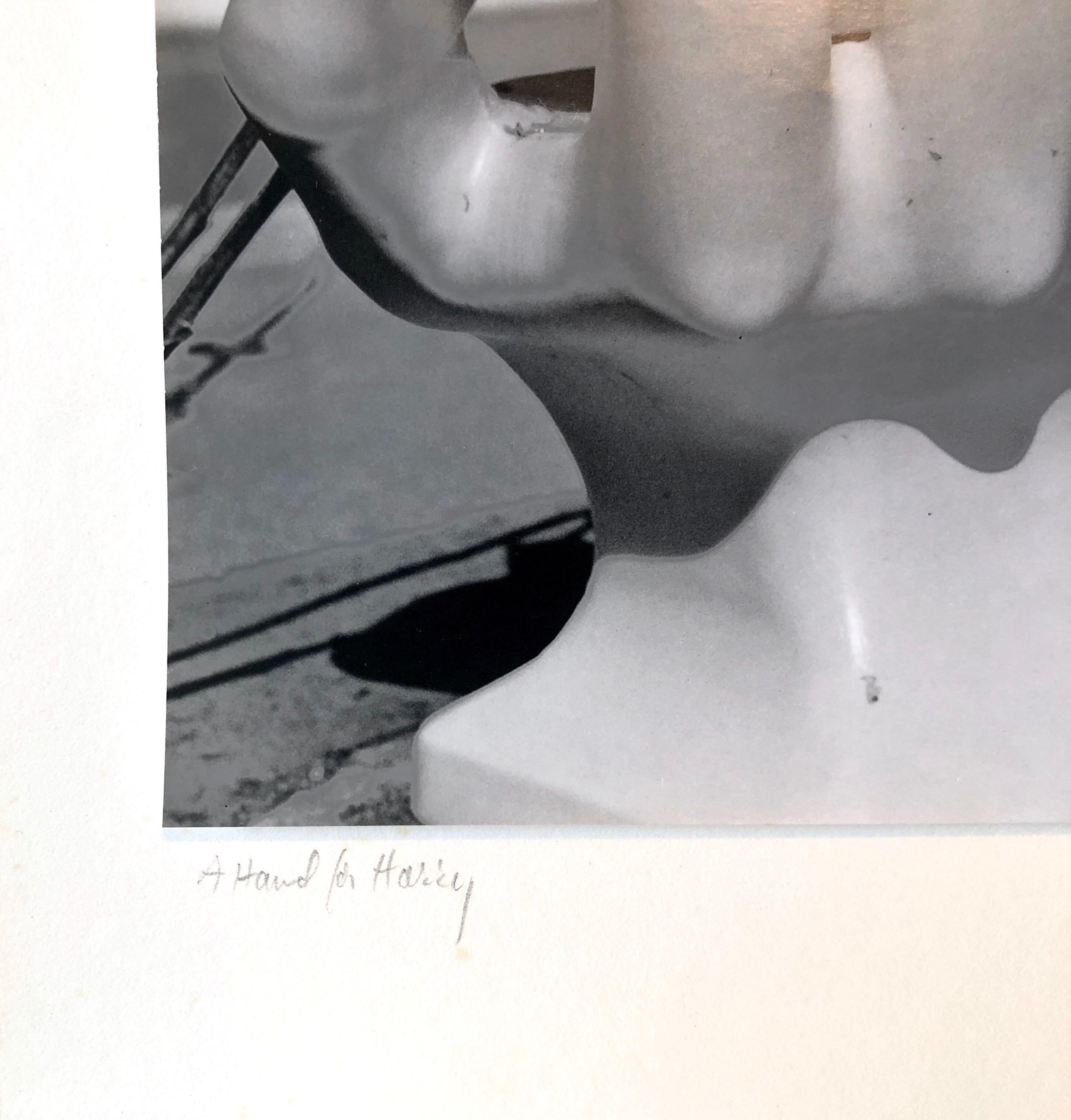 Es zeigt einen Stuhl in der Art des mexikanischen Surrealisten und Modernisten Pedro Friedeberg mit einer Trockenblume. 
Es handelt sich um ein handsigniertes, betiteltes und datiertes Vintage-Silbergelatine-Foto, das verso den Stempel des Studios