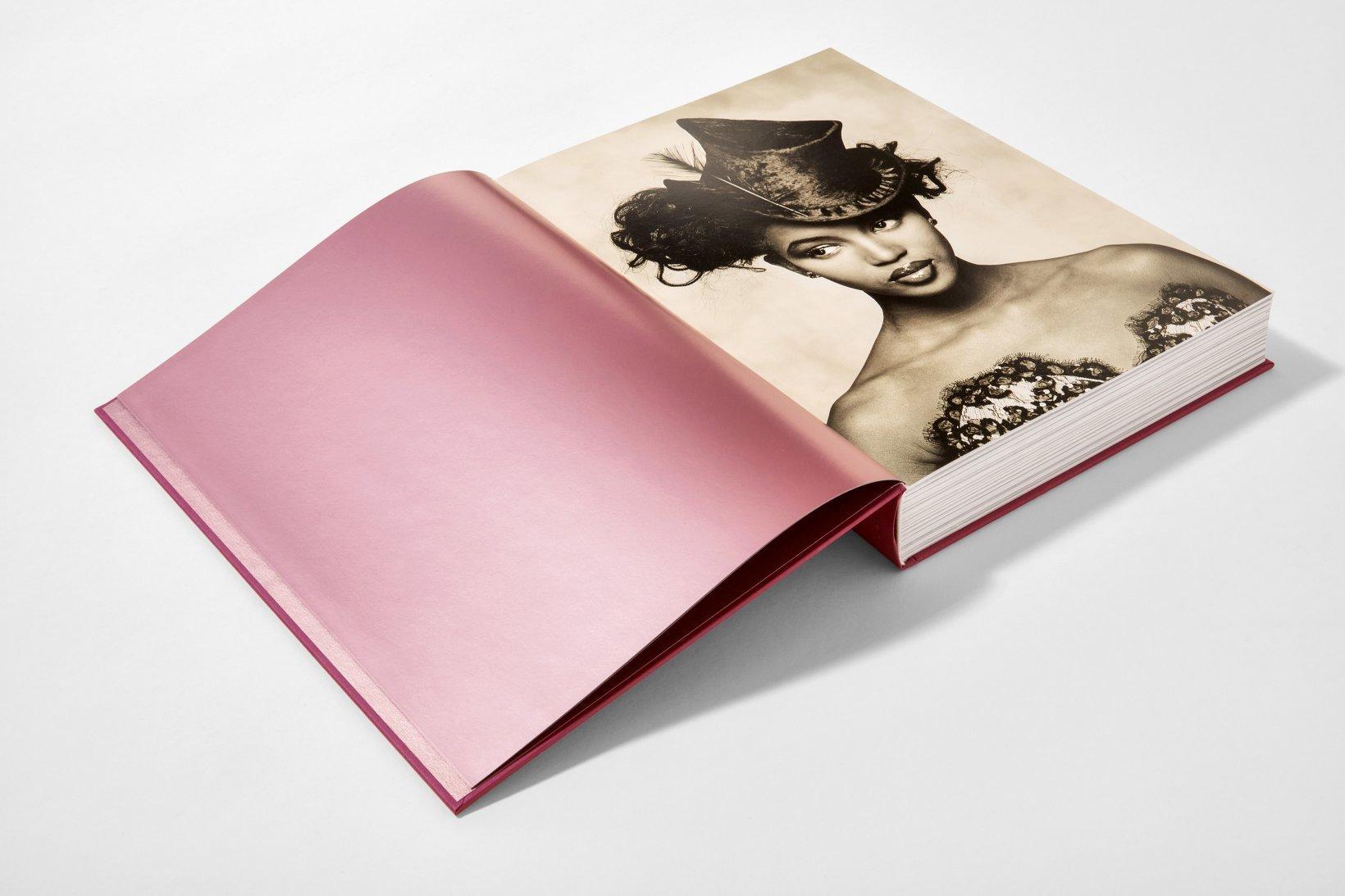Naomi - XL Edition For Sale 1