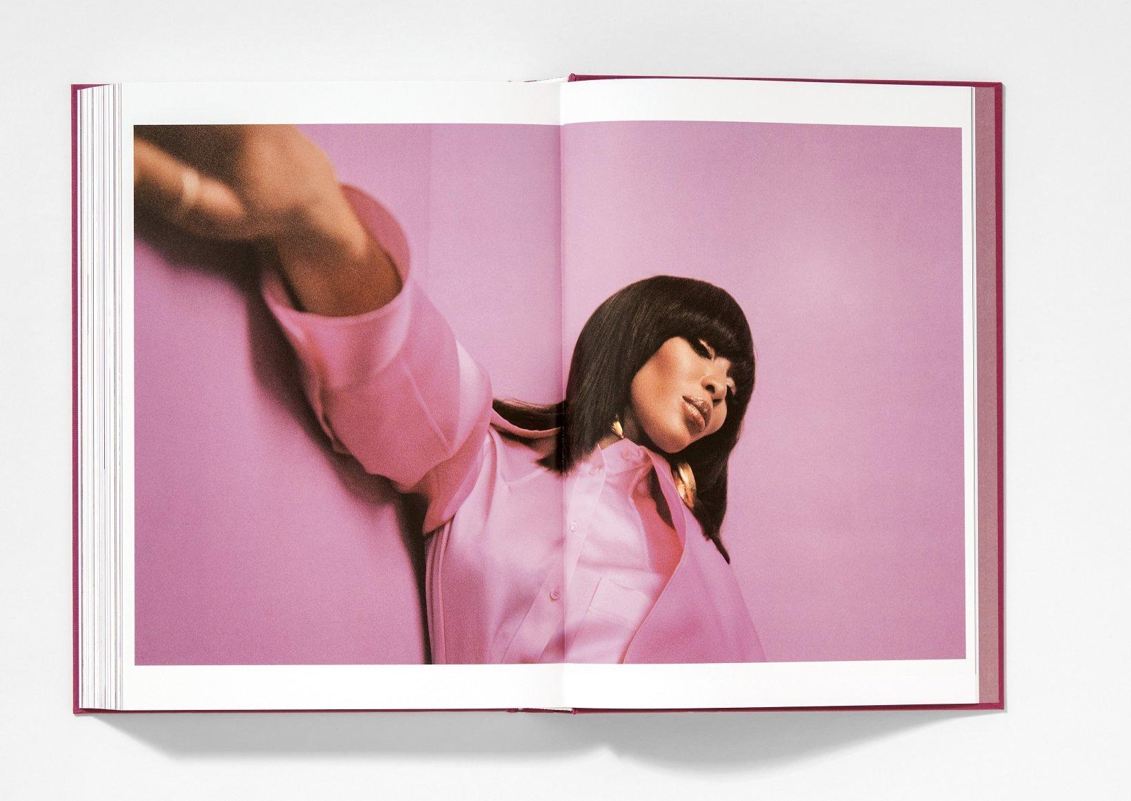 Naomi - XL Edition For Sale 2