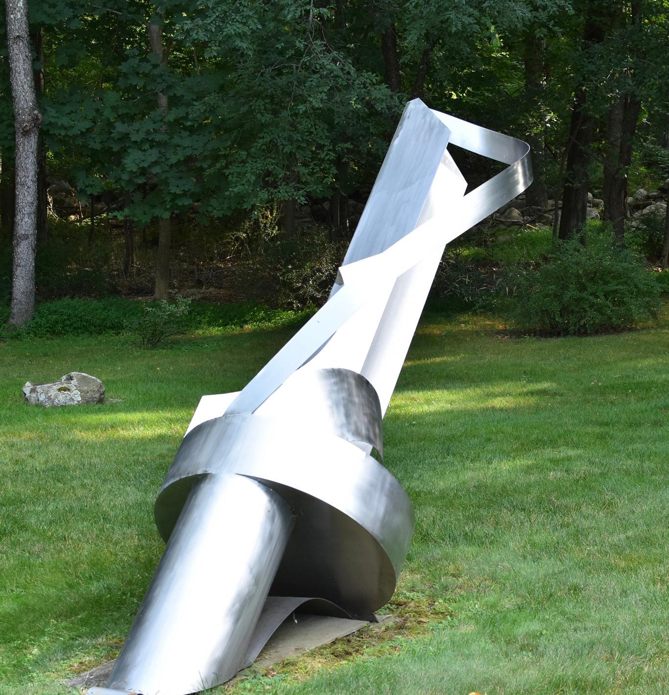En Longue : large-scale steel sculpture - Sculpture by Naomi Press