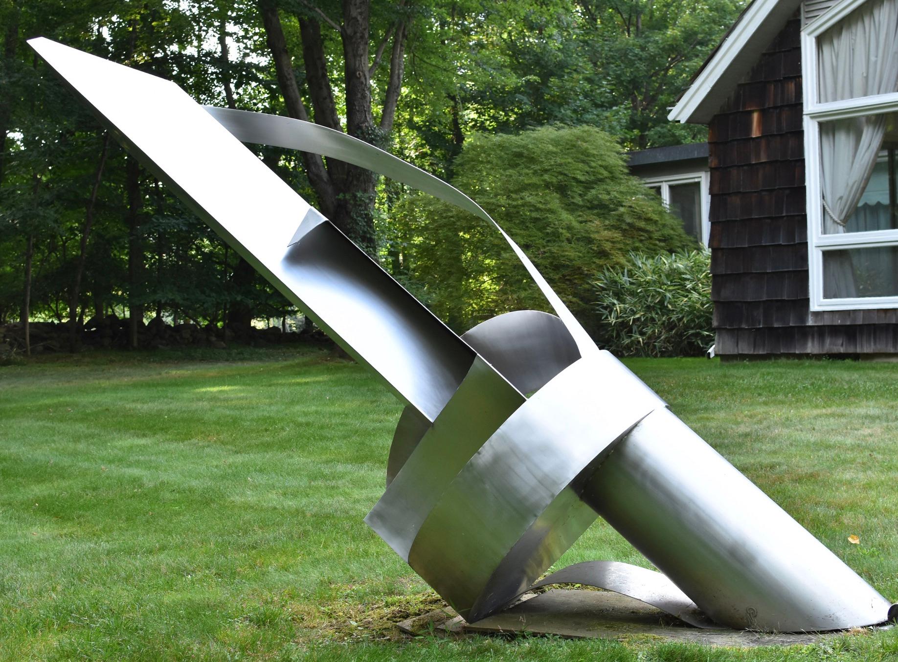 Naomi Press Abstract Sculpture - En Longue : large-scale steel sculpture
