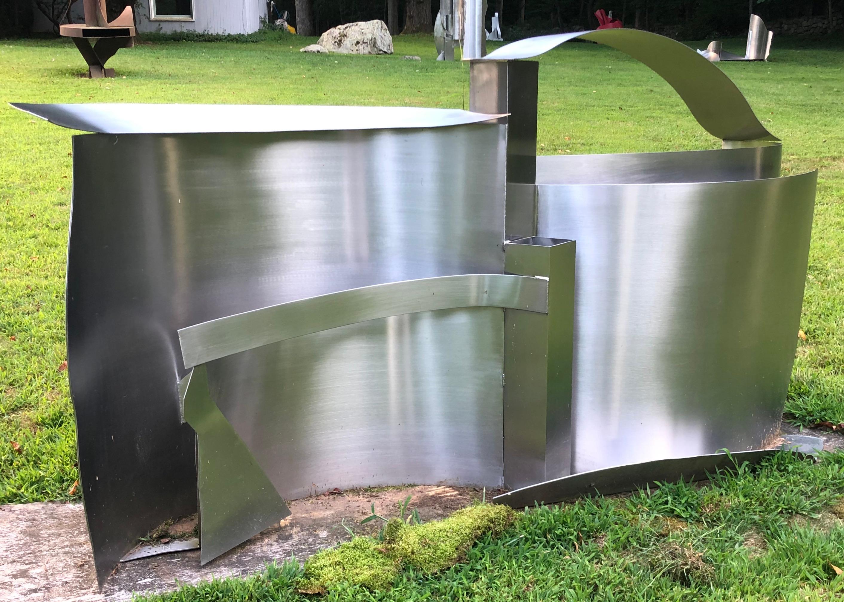 Une sculpture en acier à grande échelle réalisée par Naomi Press. Signé avec des initiales.

Naomi Press est une sculptrice abstraite qui a été l'une des très rares femmes à travailler l'acier à grande échelle dans la seconde moitié du XXe siècle.