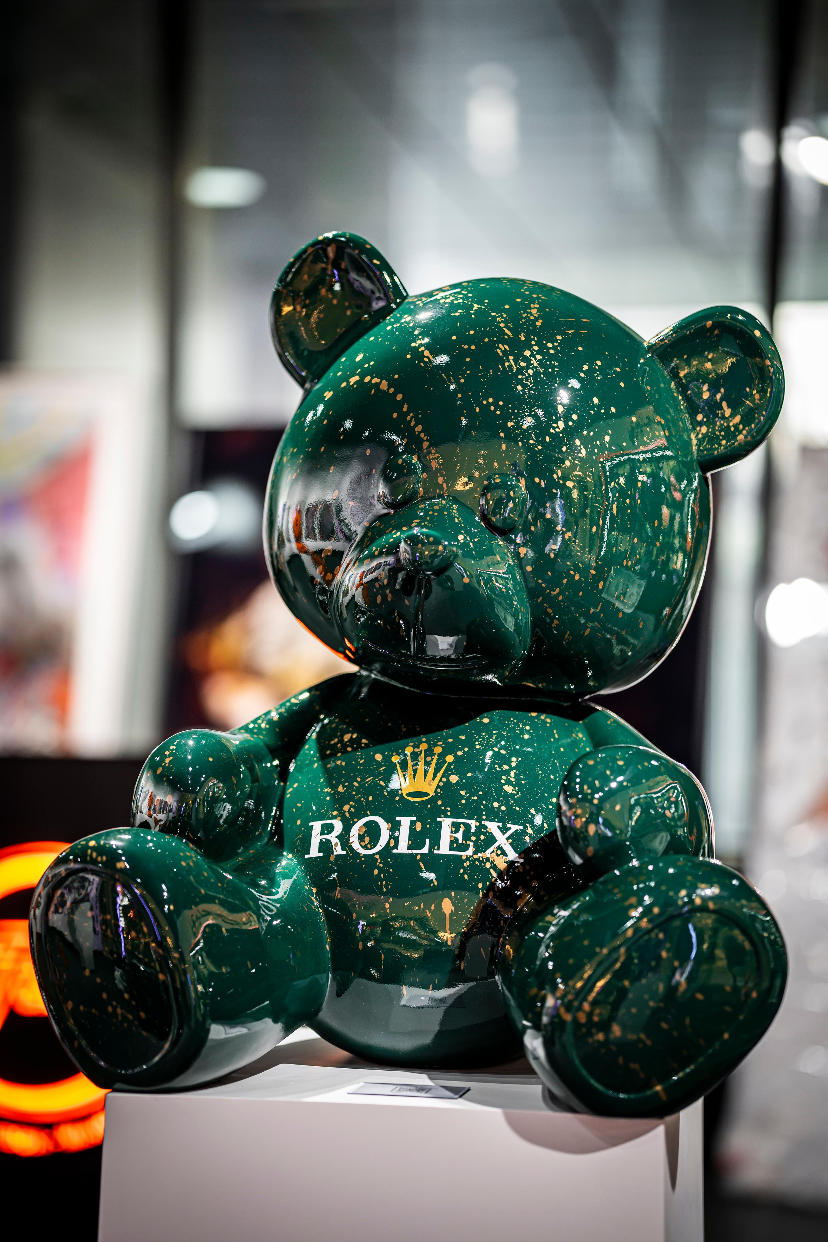 90cm Teddy Rolex Tribut – Sculpture von Naor