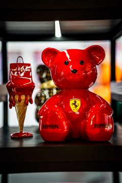 Escultura de peluche «Ferrari Tribute», contemporánea, 35 cm, firmada, nueva