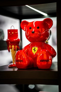 Escultura de peluche «Ferrari Tribute», contemporánea, 35 cm, firmada, nueva