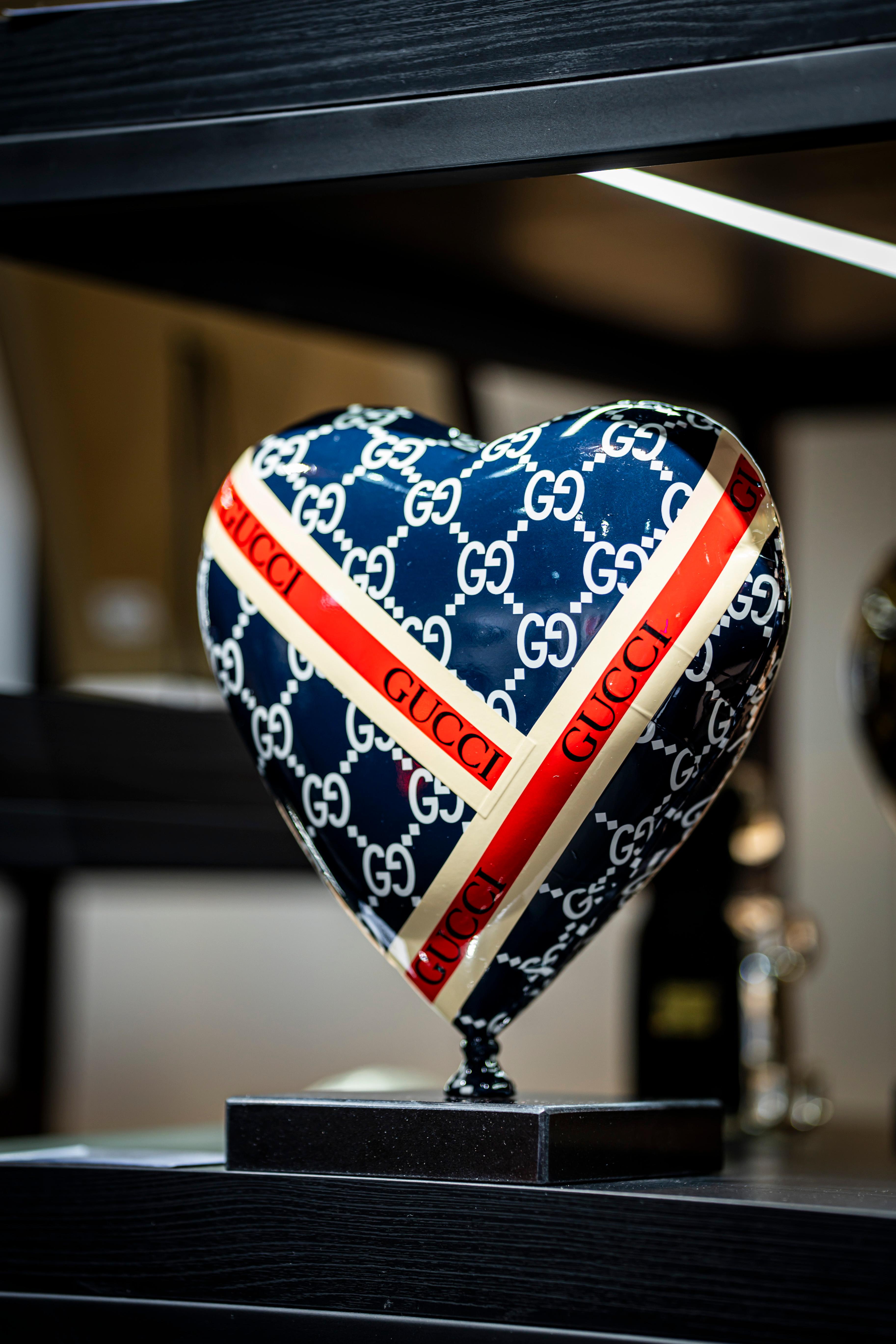 NAOR - Hommage à cœur GUC 30 cm, bleu avec rayures rouges - Sculpture de Naor