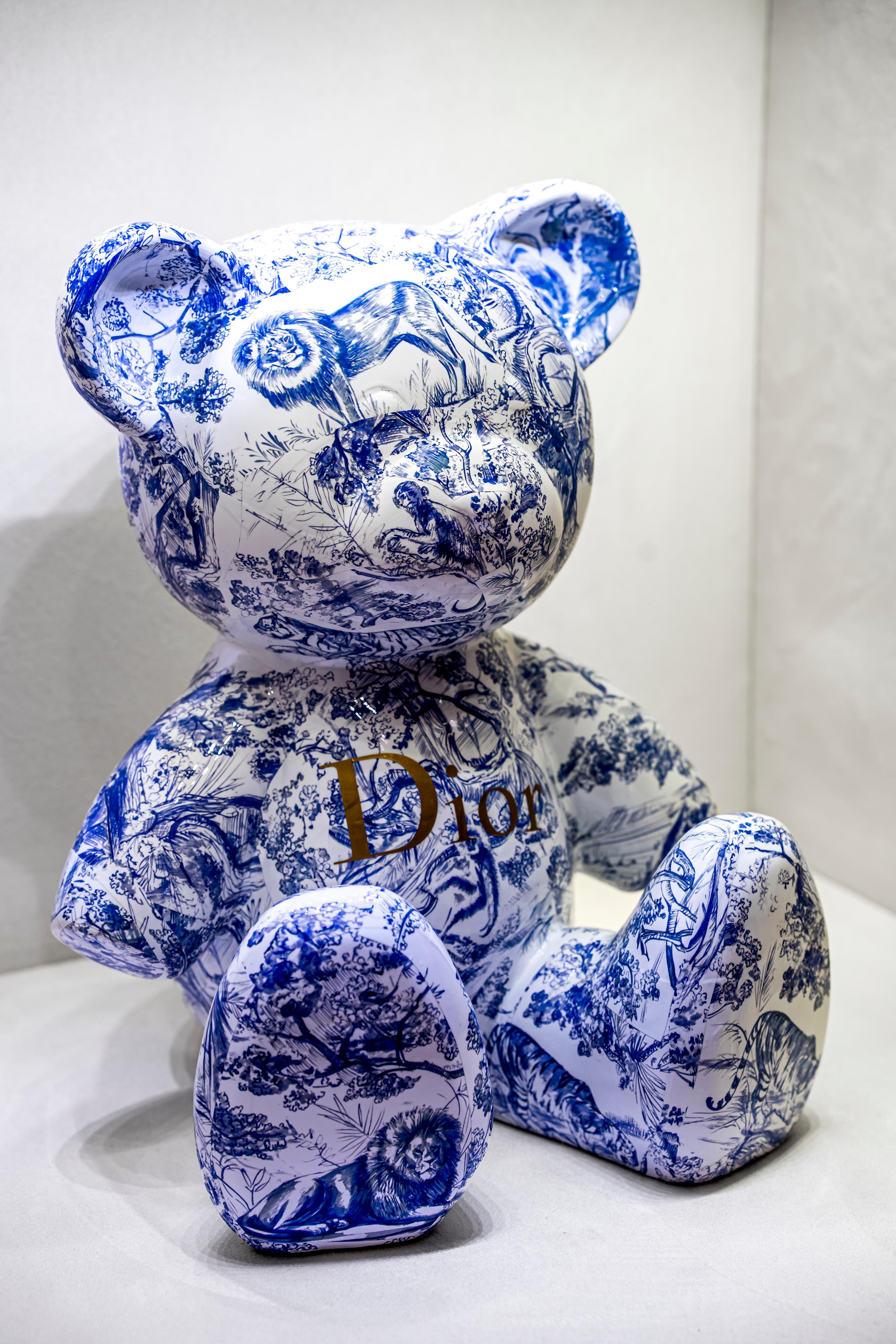 NAOR - Osito de peluche sin collar, 35 cm CD Collage Tribute - Figurative Sculpture Negro de Naor