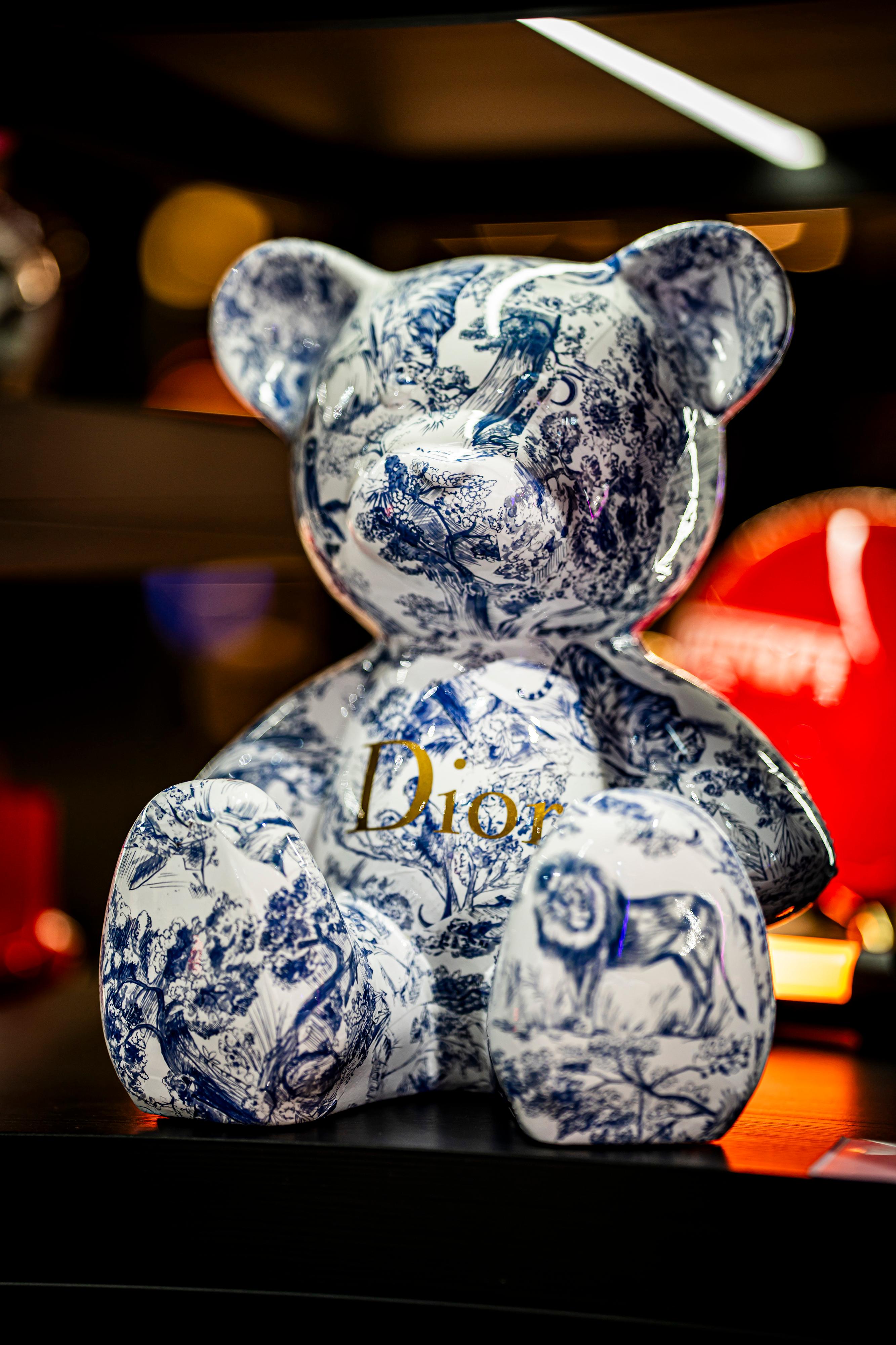 Figurative Sculpture de Naor - NAOR - Osito de peluche sin collar, 35 cm CD Collage Tribute