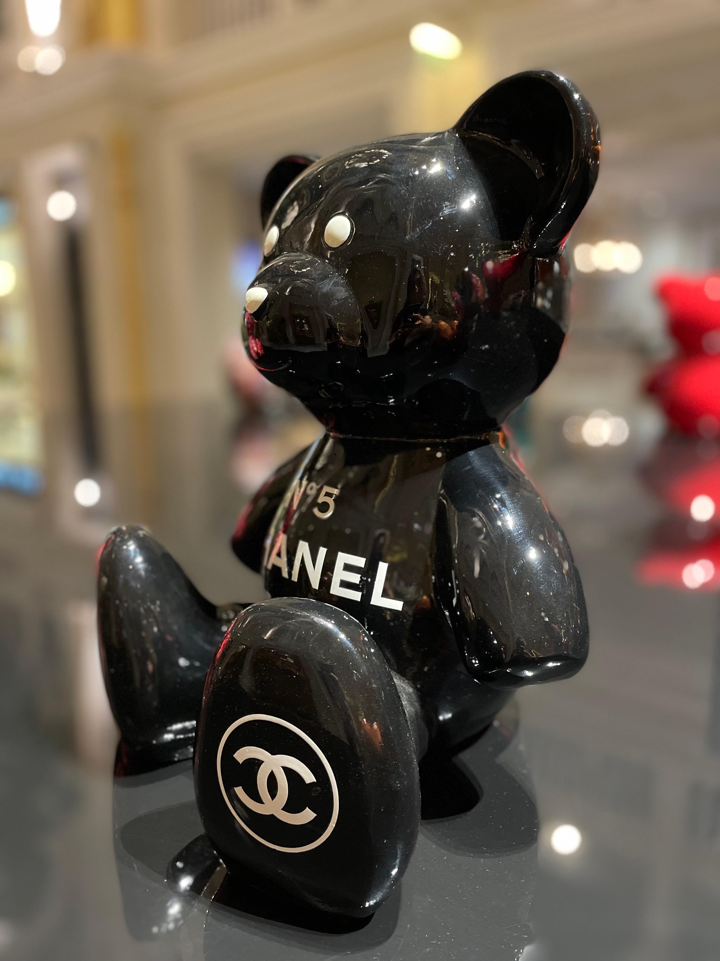 Naor is a French artist from Lyon born in 1988. Completely anchored in his time, he has always traveled a lot around the world. If travels form youth, Naor was inspired by it. From the top of his thirty years, he succeeded in retranscribing his