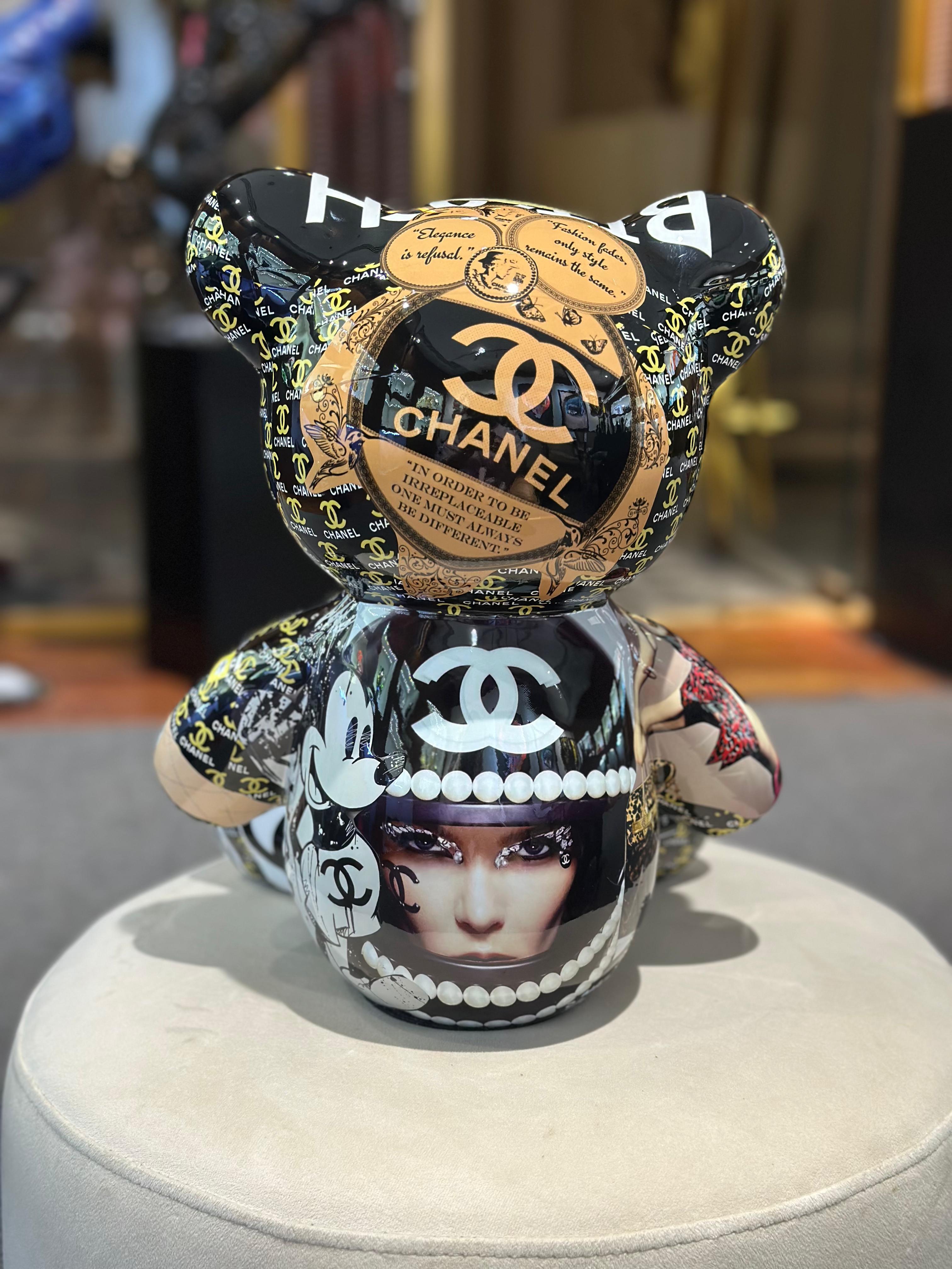 NAOR - 35cm Collage, Vogue Tribute Teddy – Sculpture von Naor