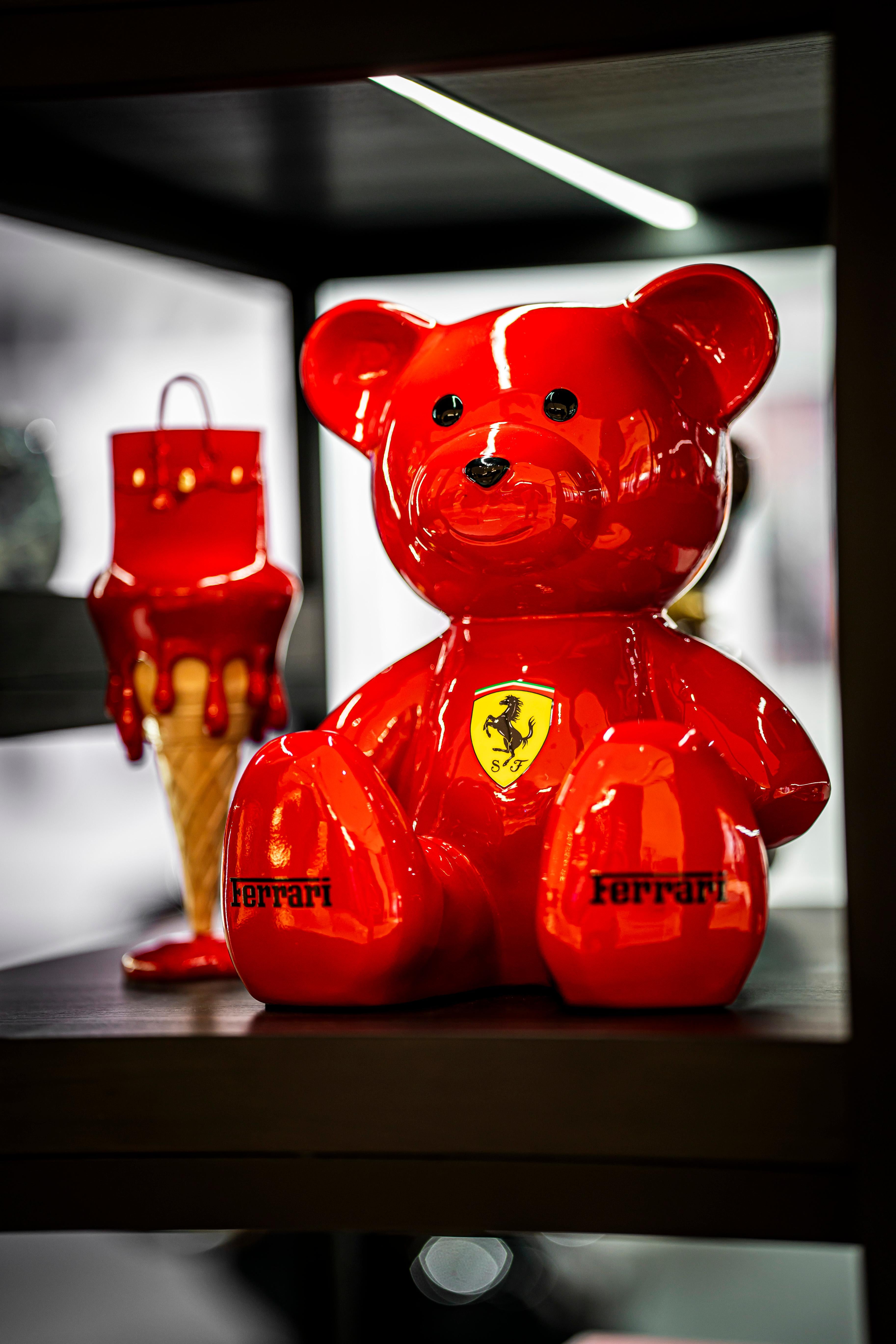 Figurative Sculpture de Naor - NAOR - Peluche 35cm Homenaje a Ferrari